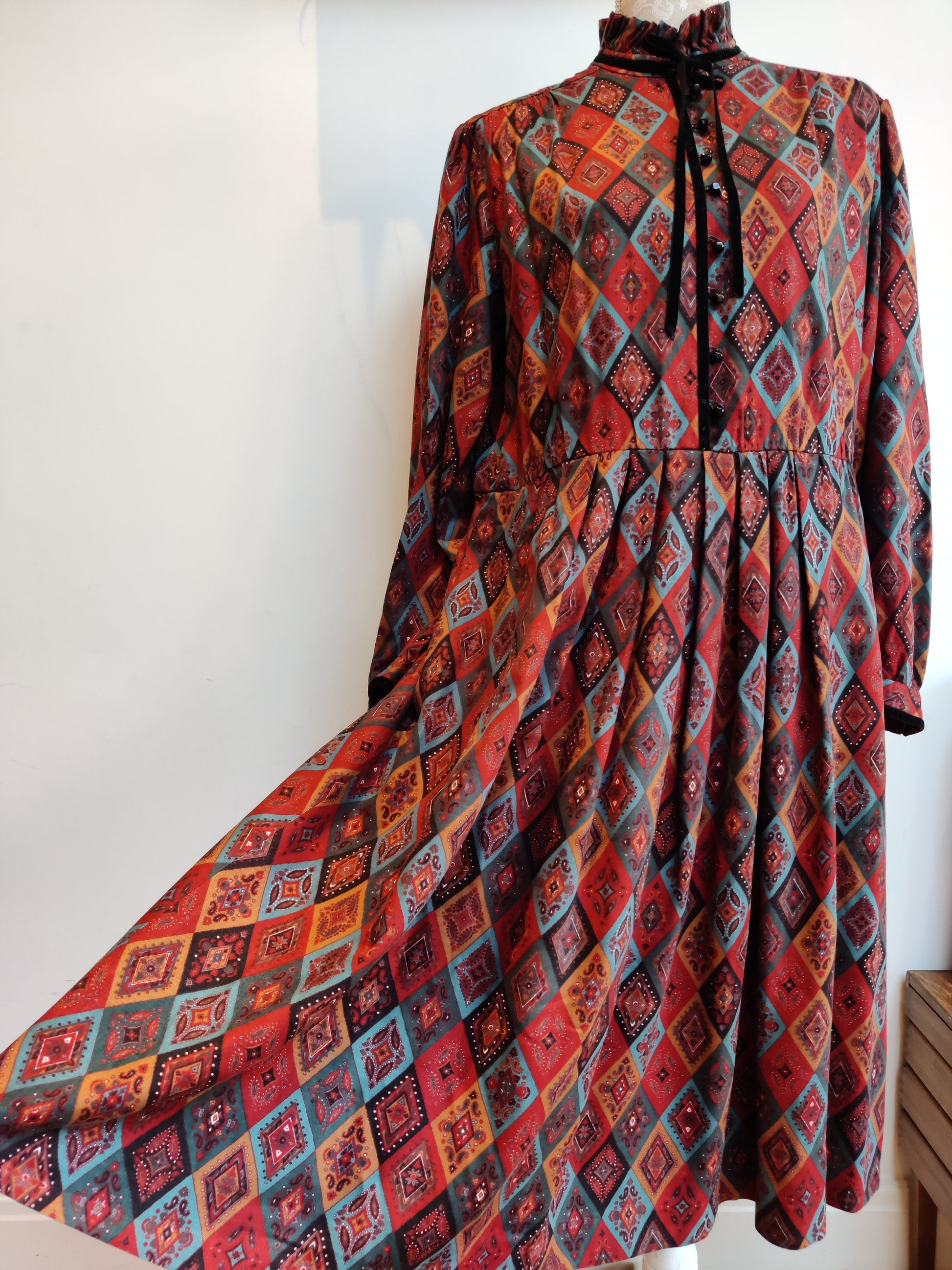 Lovely Autumnal print vintage dress size 12