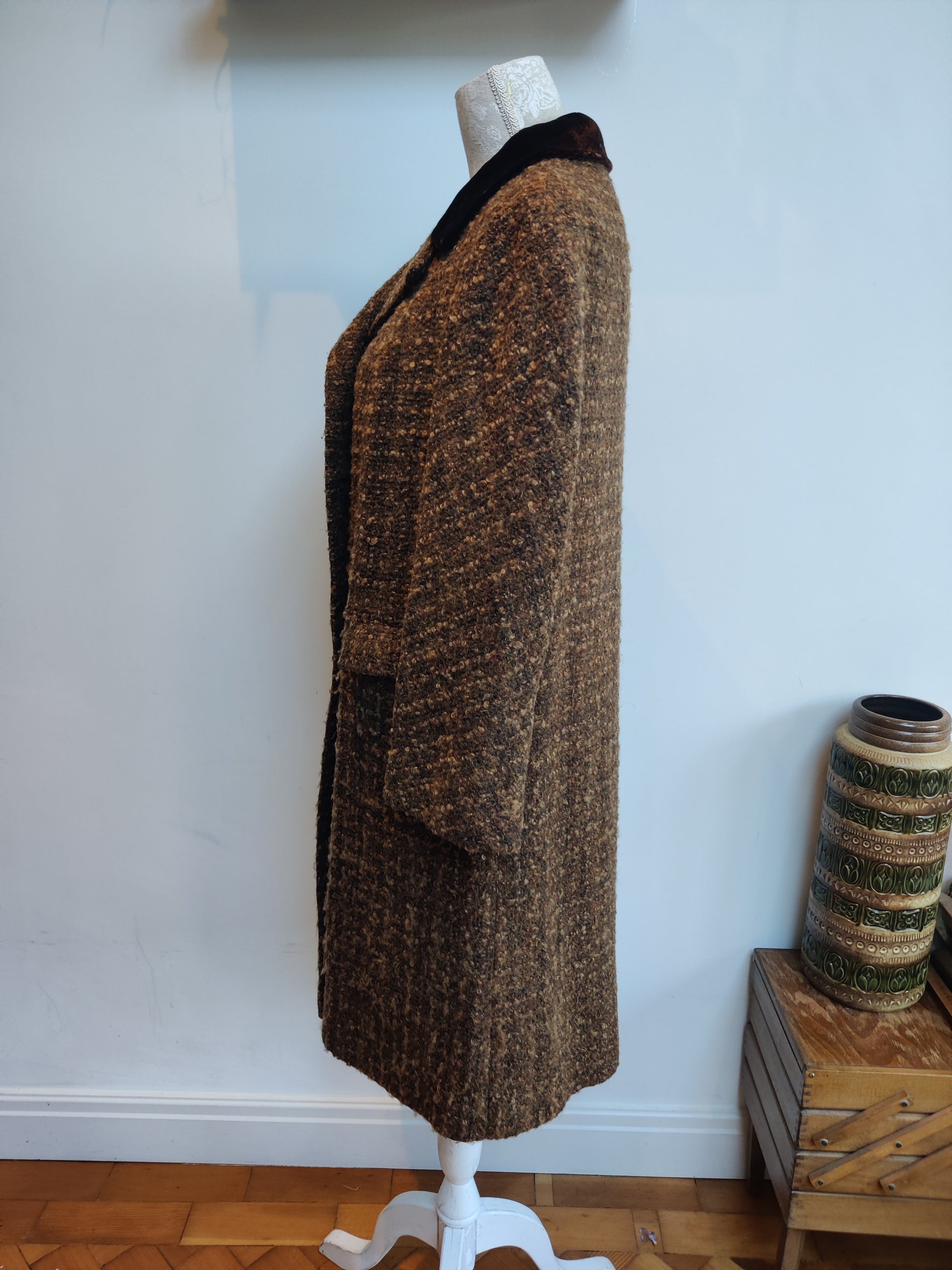 Vintage brown boucle coat with velvet collar 14