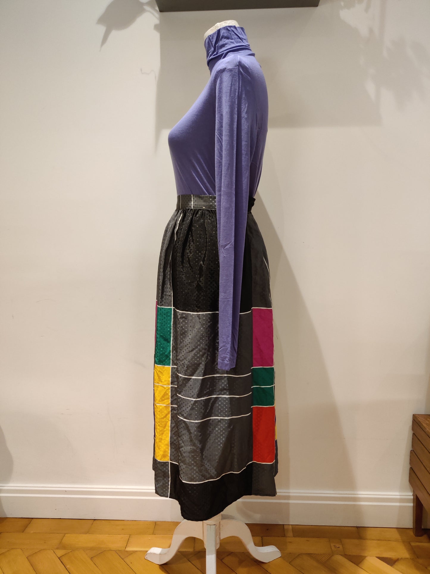 Vintage midi skirt with colour block pattern. 