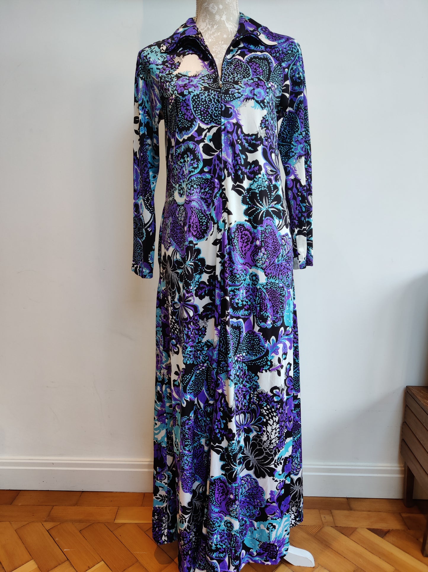 70s maxi dress with purple paisley pattern. size 12