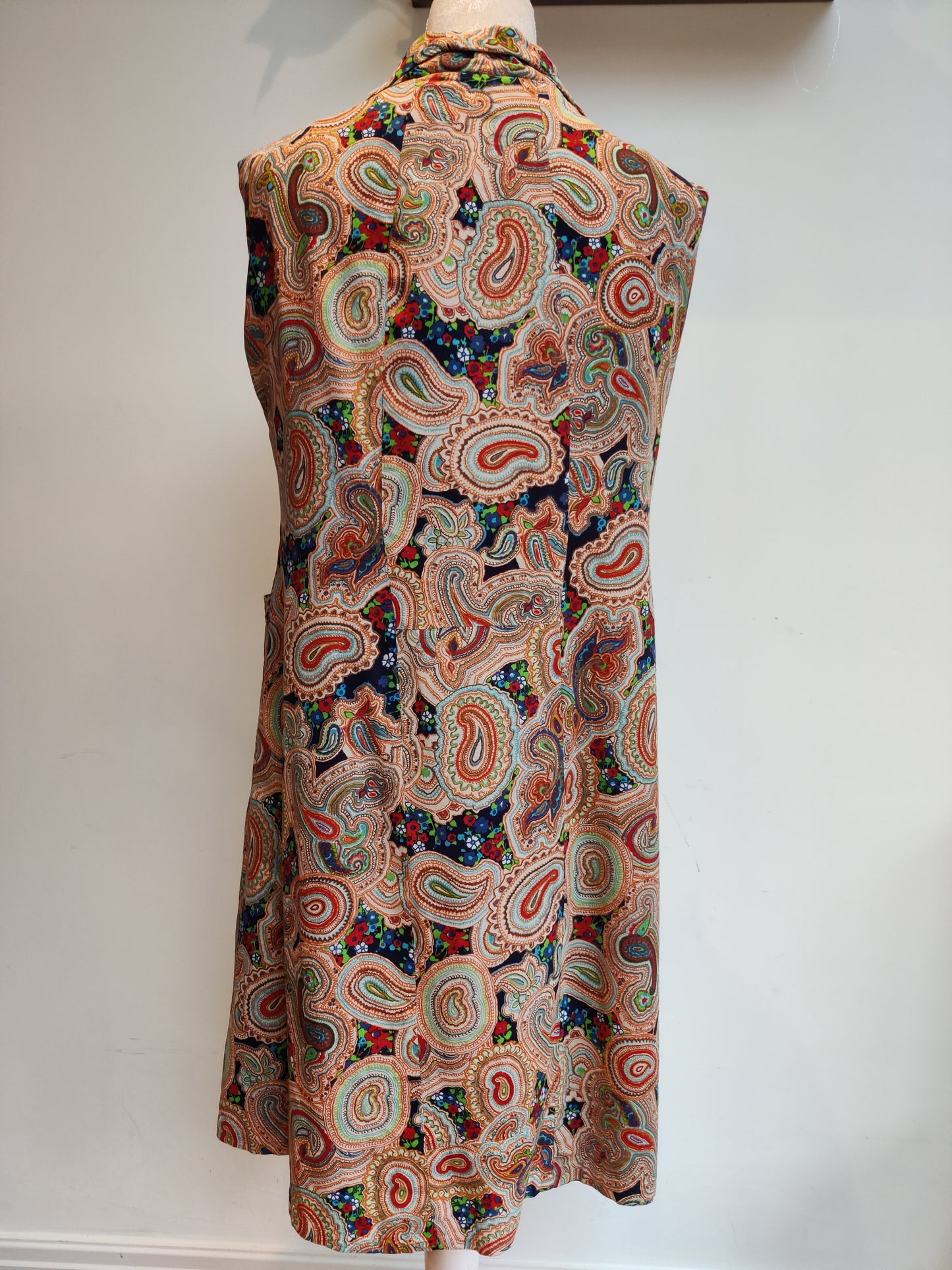 Vintage paisley sleeveless dress with dagger collar. size 16