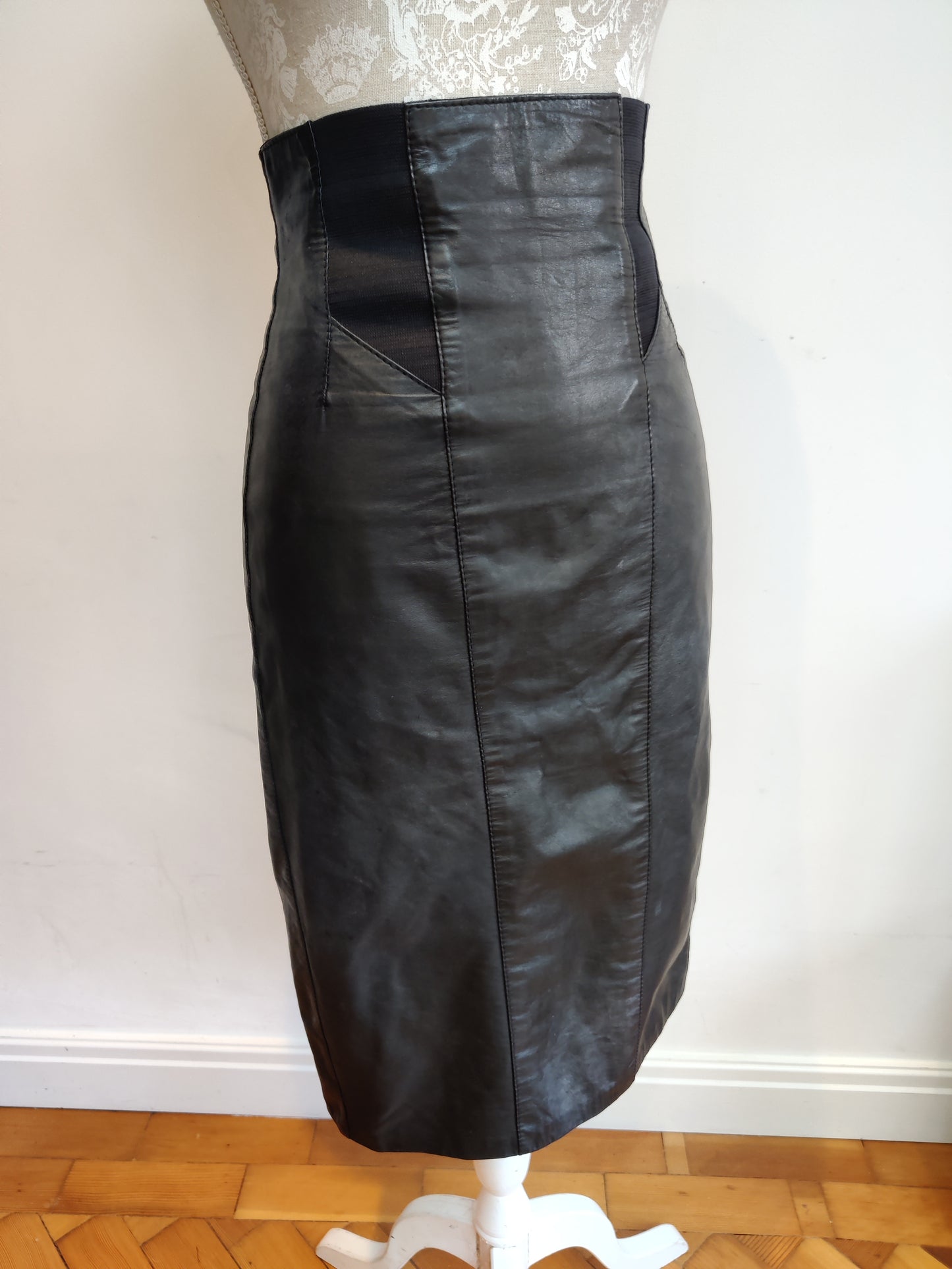 High waisted 80s leather pencil skirt. Size 6-8.