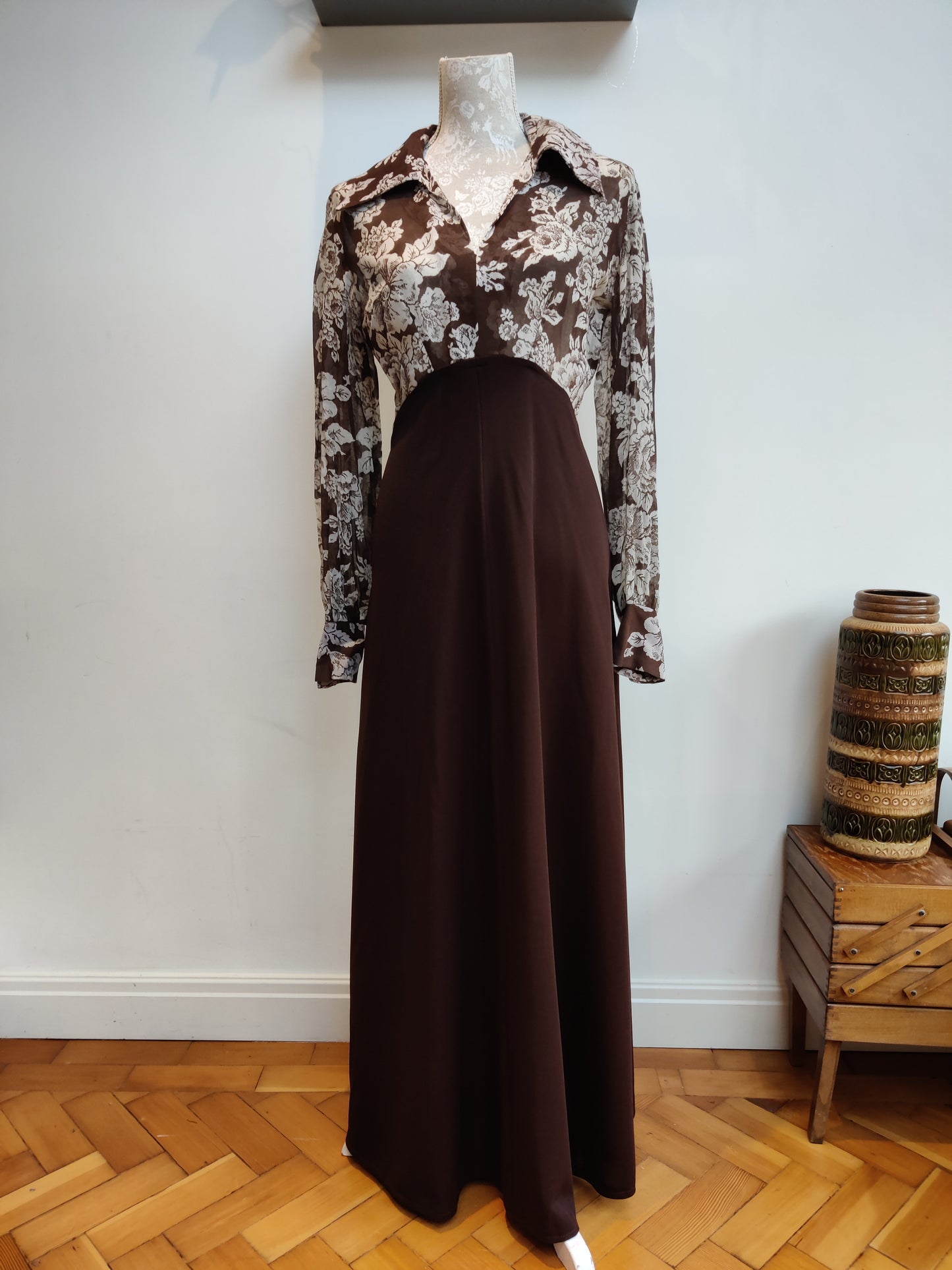 Beautiful 70s brown floral maxi dress with dagger collar.