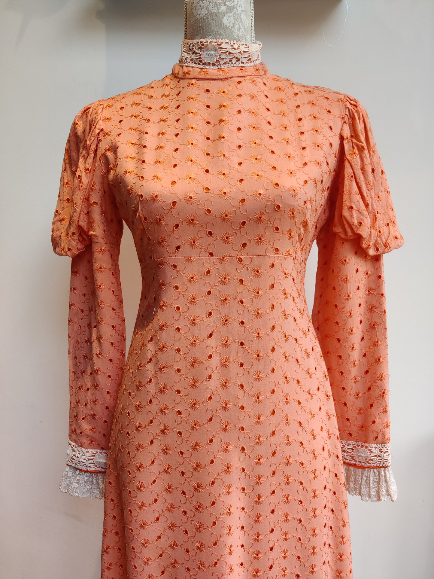 Beautiful peach 70s prairie dress with lace trim. Size 10.