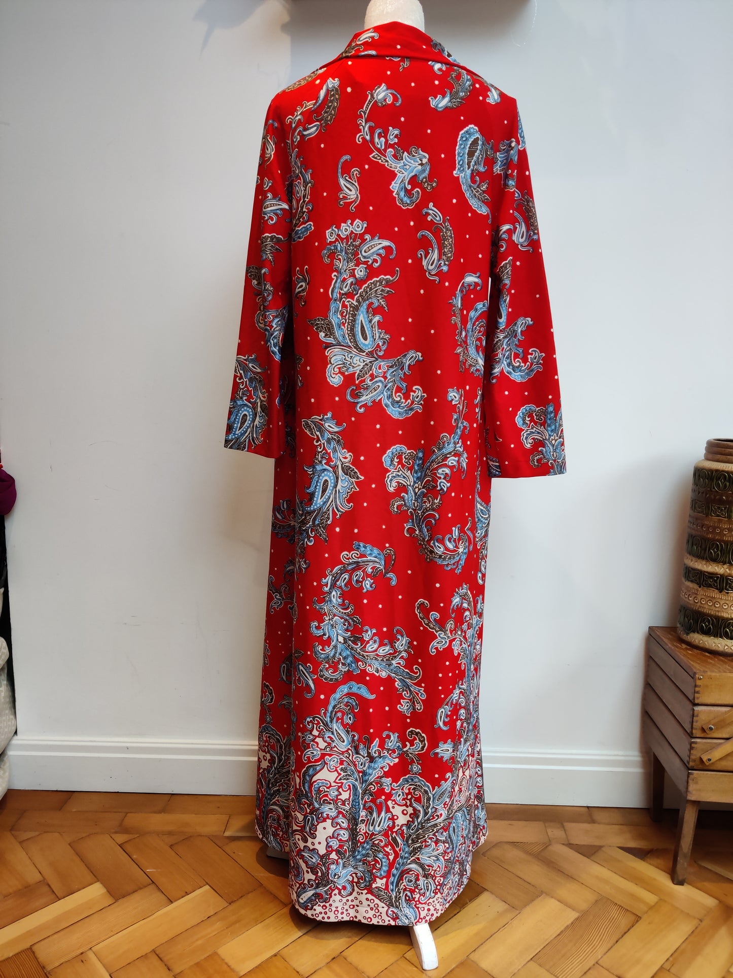 Absolutely stunning vintage housecoat in red paisley print
