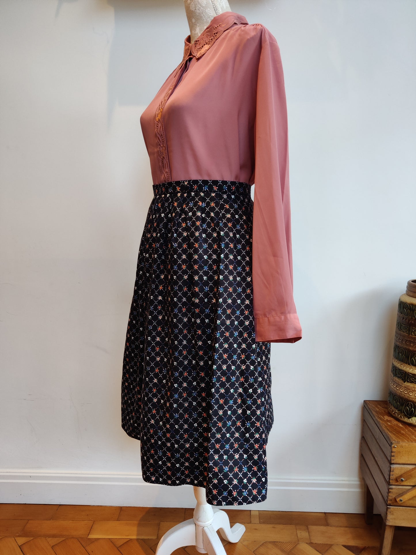 Pretty size 16 vintage midi skirt