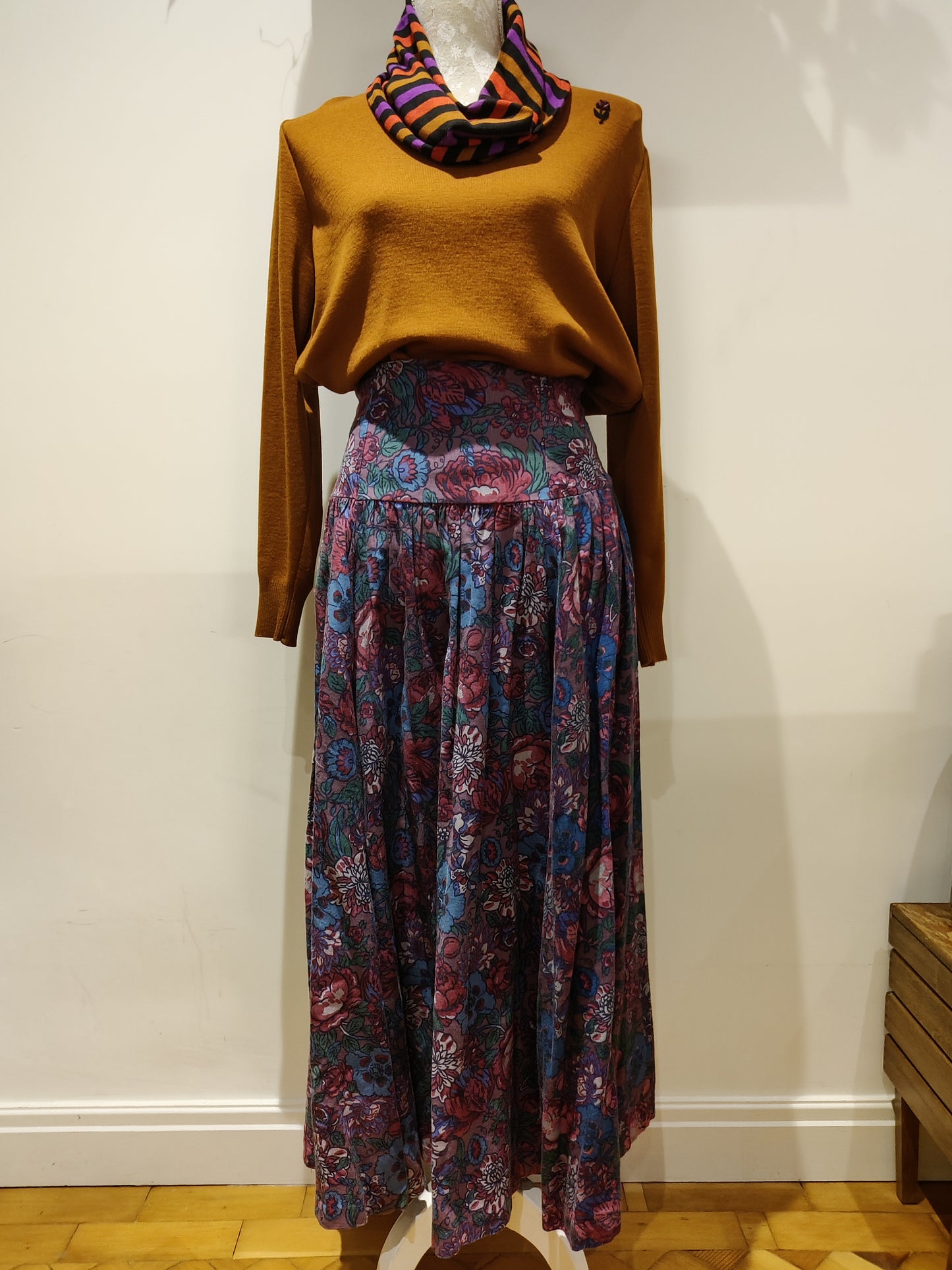 Vintage laura Ashley maxi skirt in Autumnal floral print. 