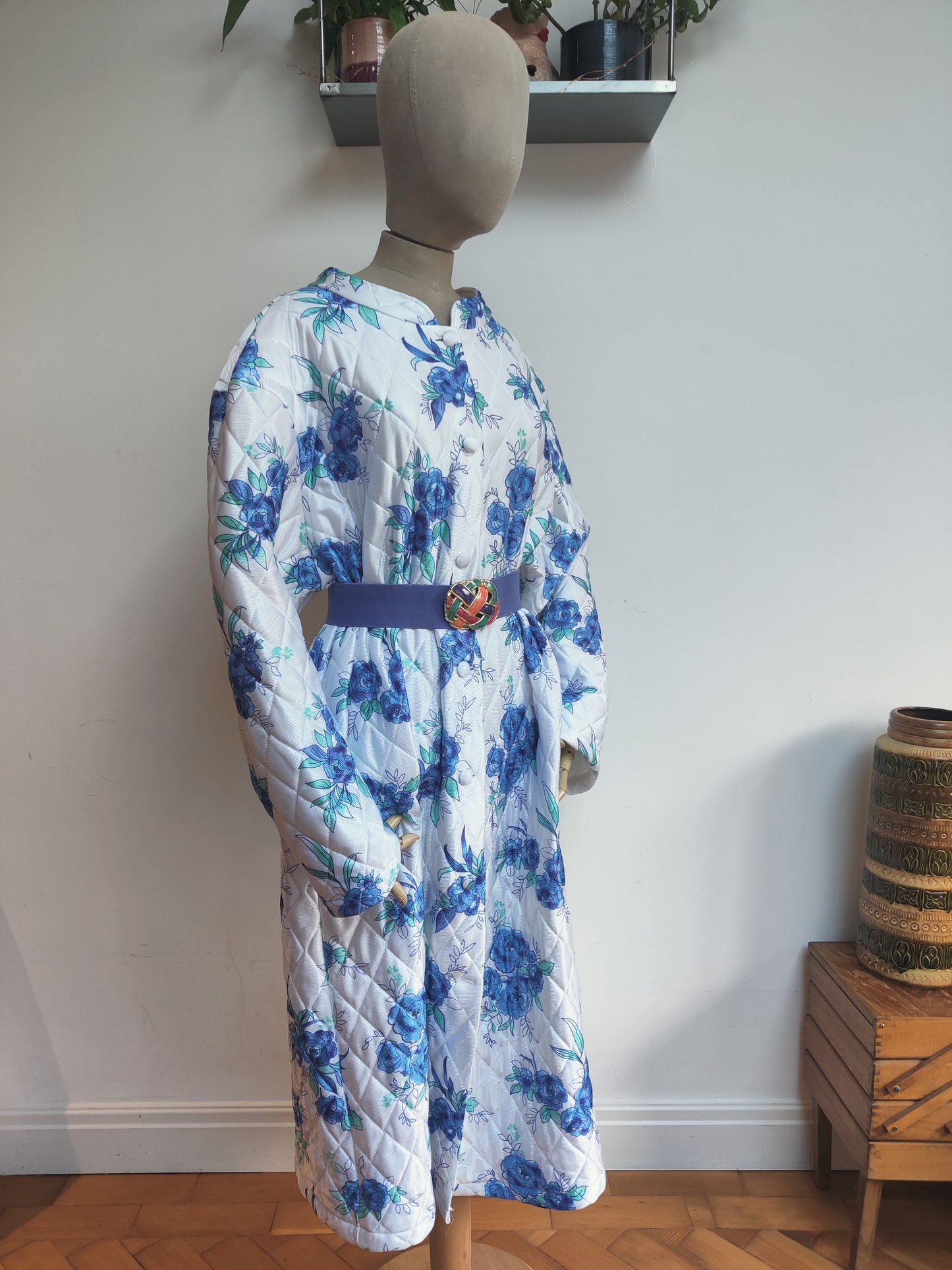 Pretty vintage housecoat with blue floral print. Size 24.