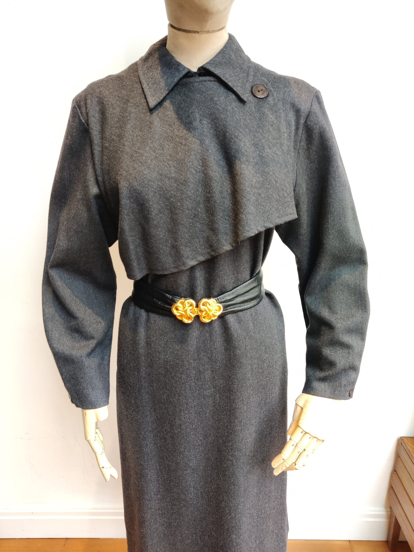 Grey 80s dress with collar and belt
