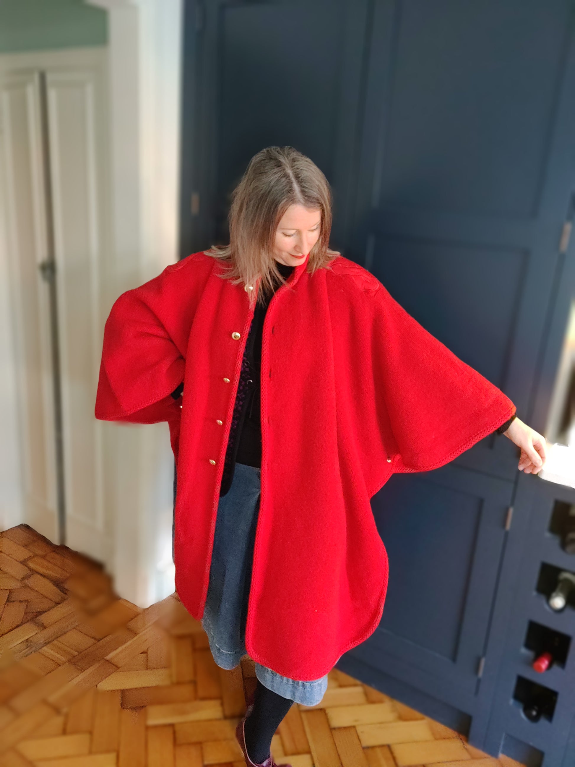One size 80s cape in red