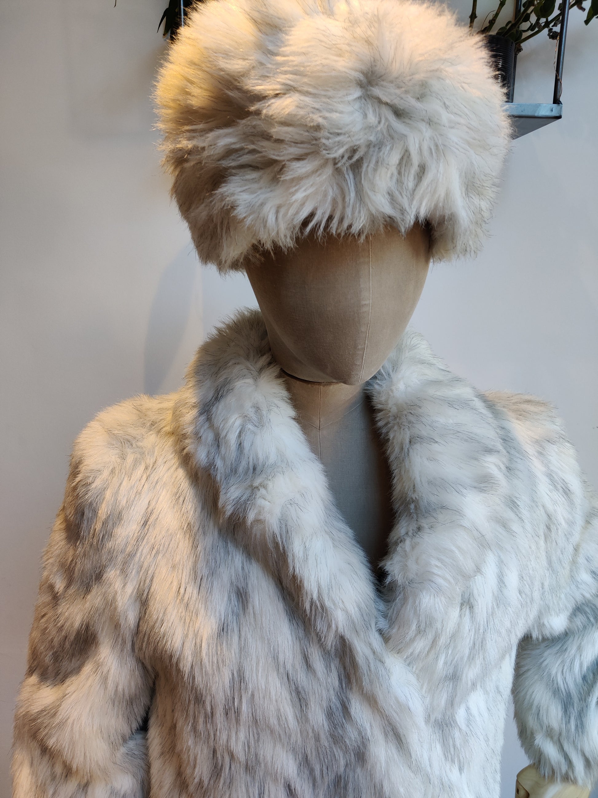 Snowy vintage faux fur coat size 10-12