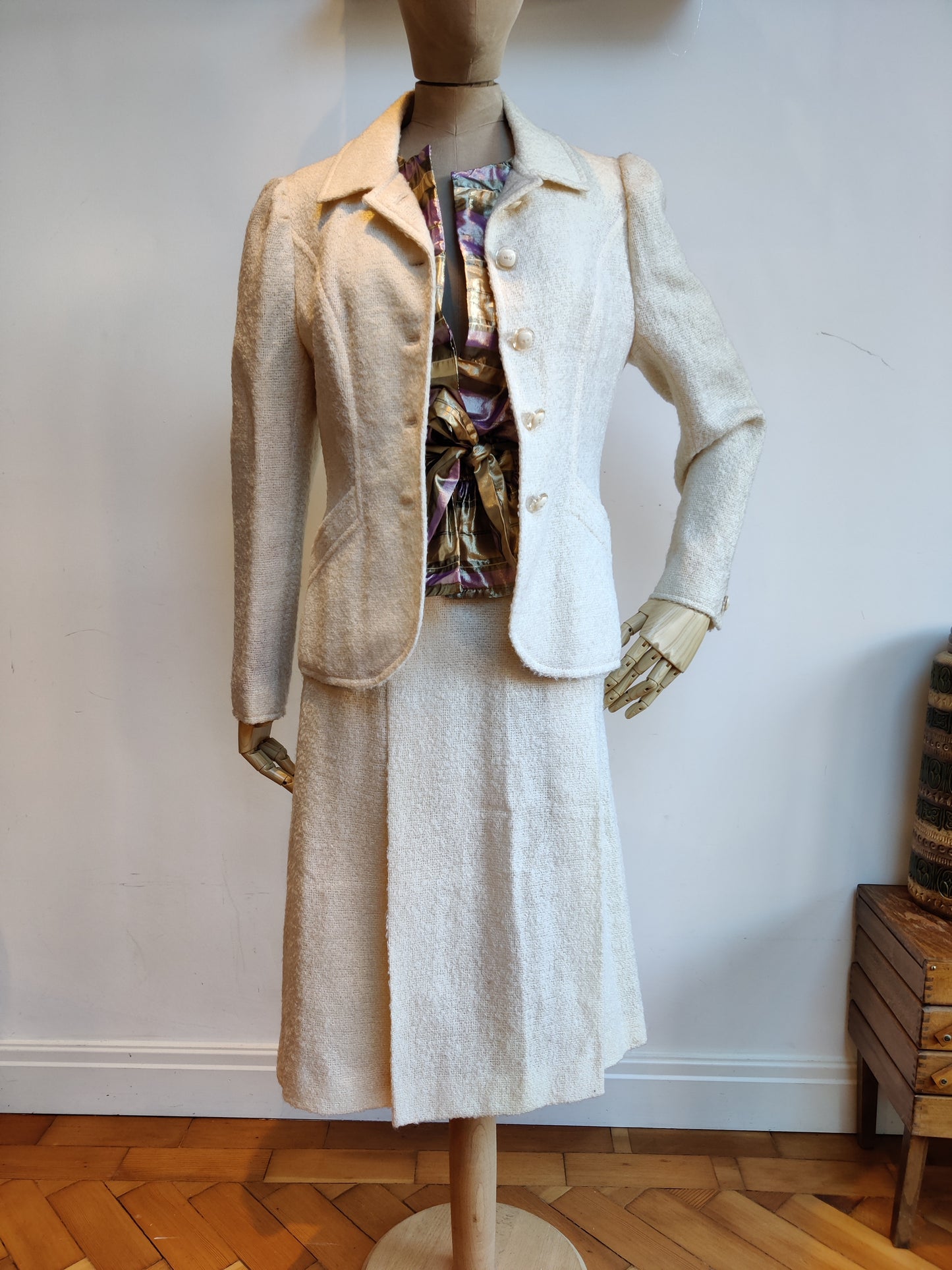 beautiful ladies vintage suit in cream size 10-12