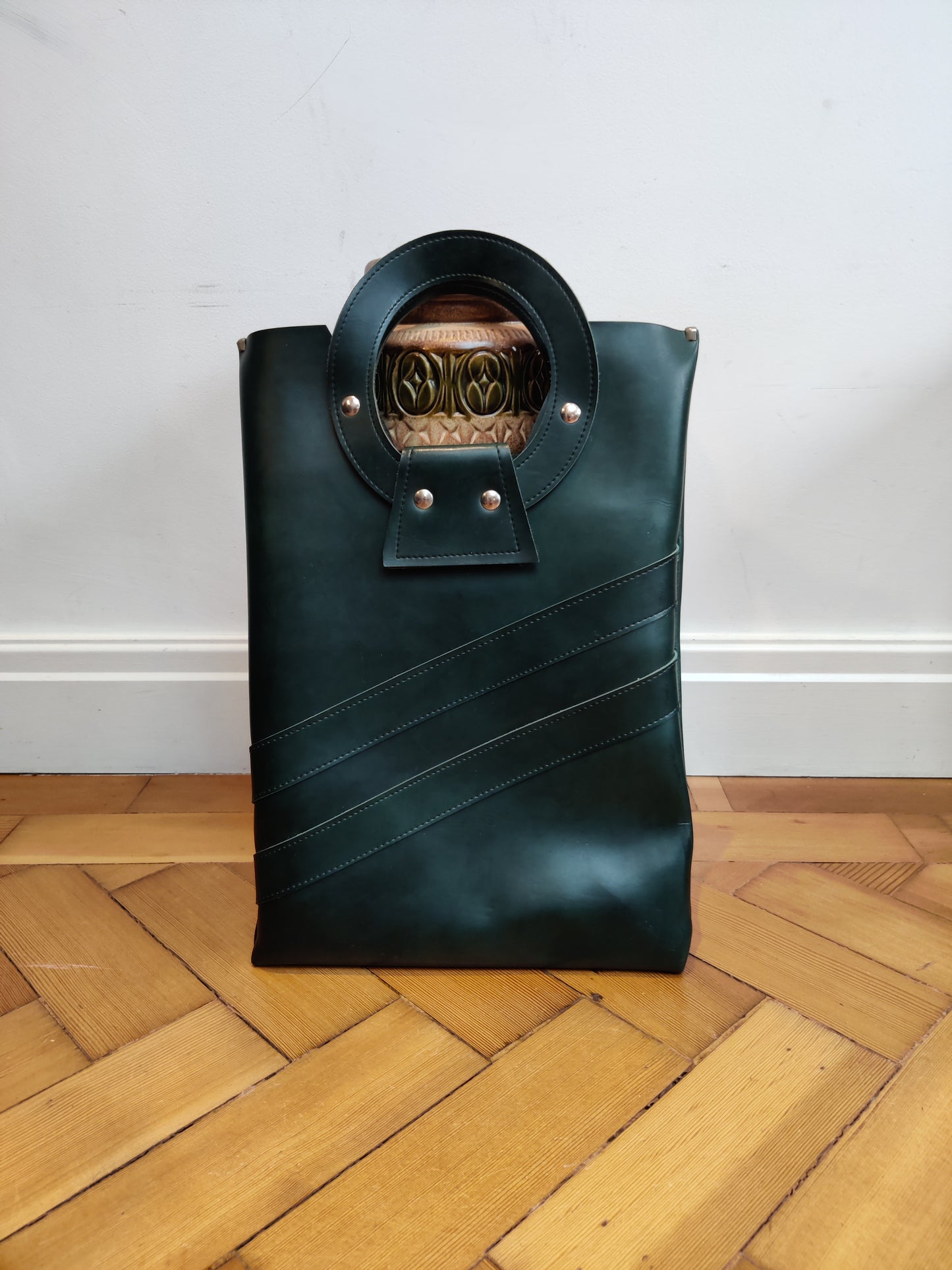 60s shopping bag in very dark green with silver studs