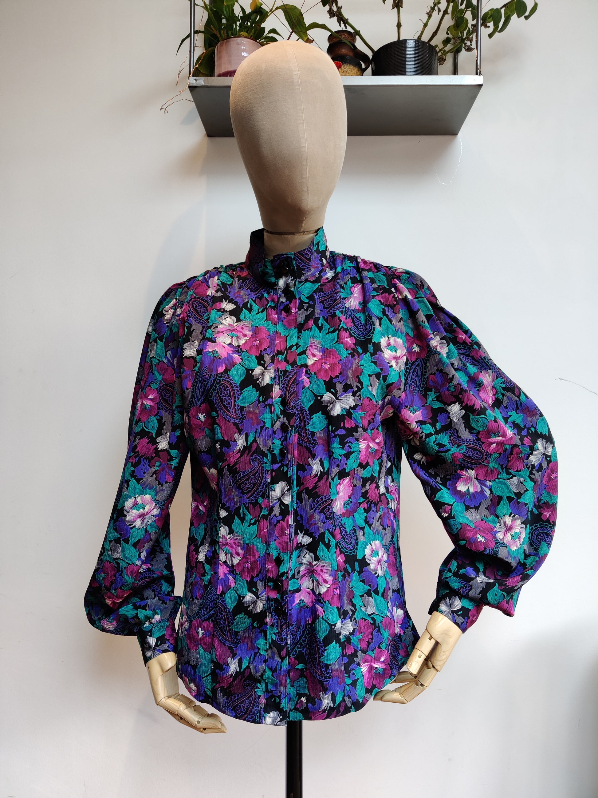 Vintage floral print blouse with balloon sleeves