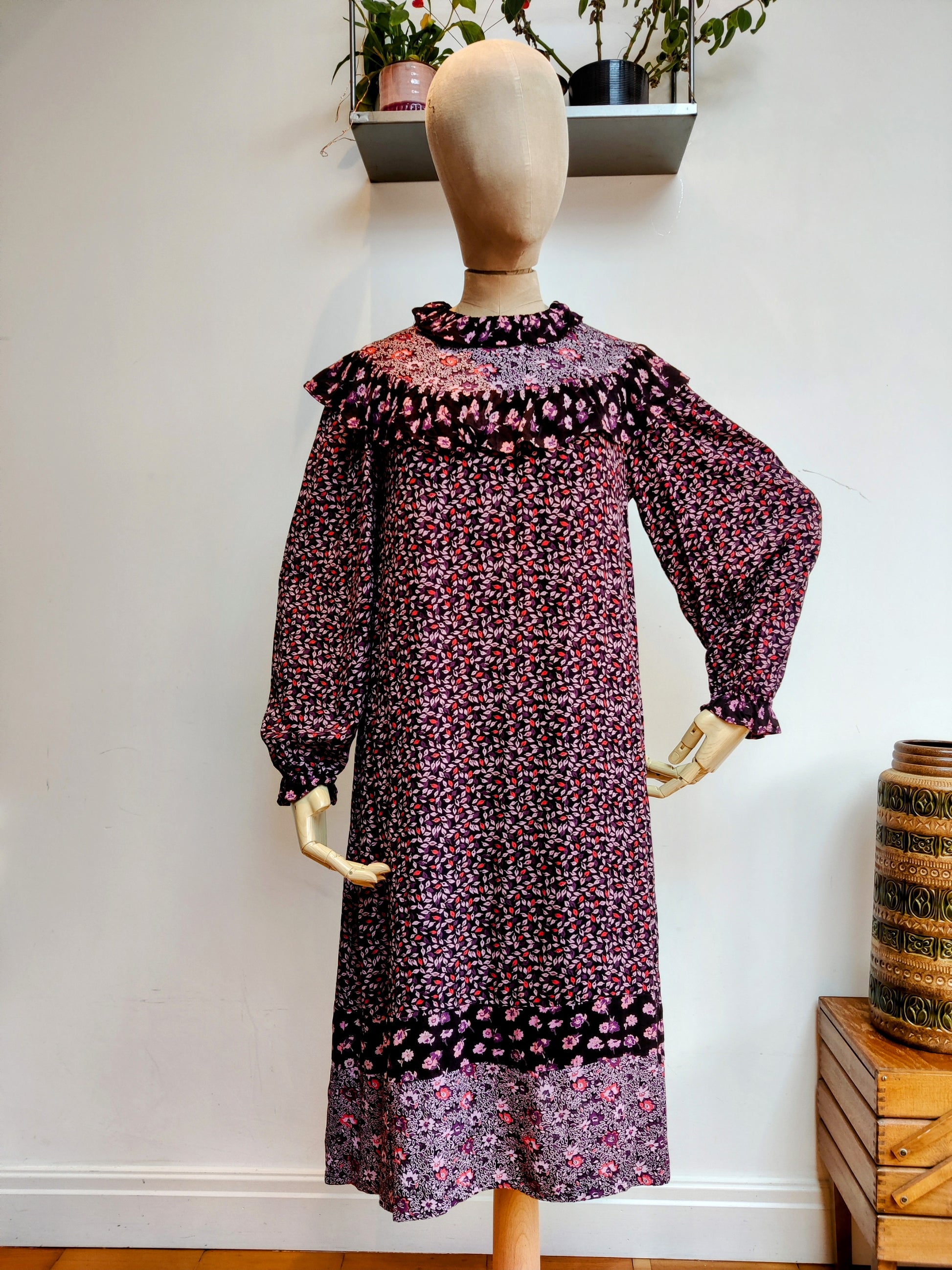 Floral midi dress with wide sleeves. Size 12