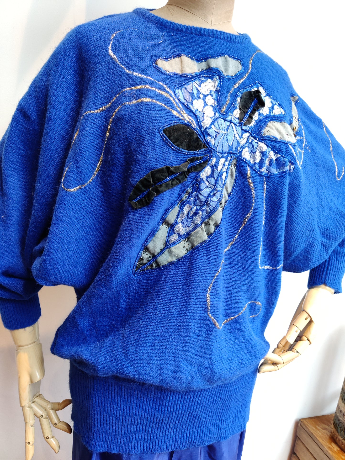 Blue vintage jumper with lace and velvet motif