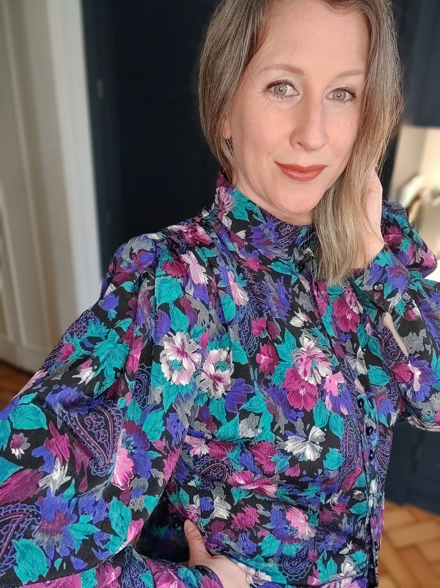 Gorgeous vintage floral shirt with statement sleeves. Size 12.
