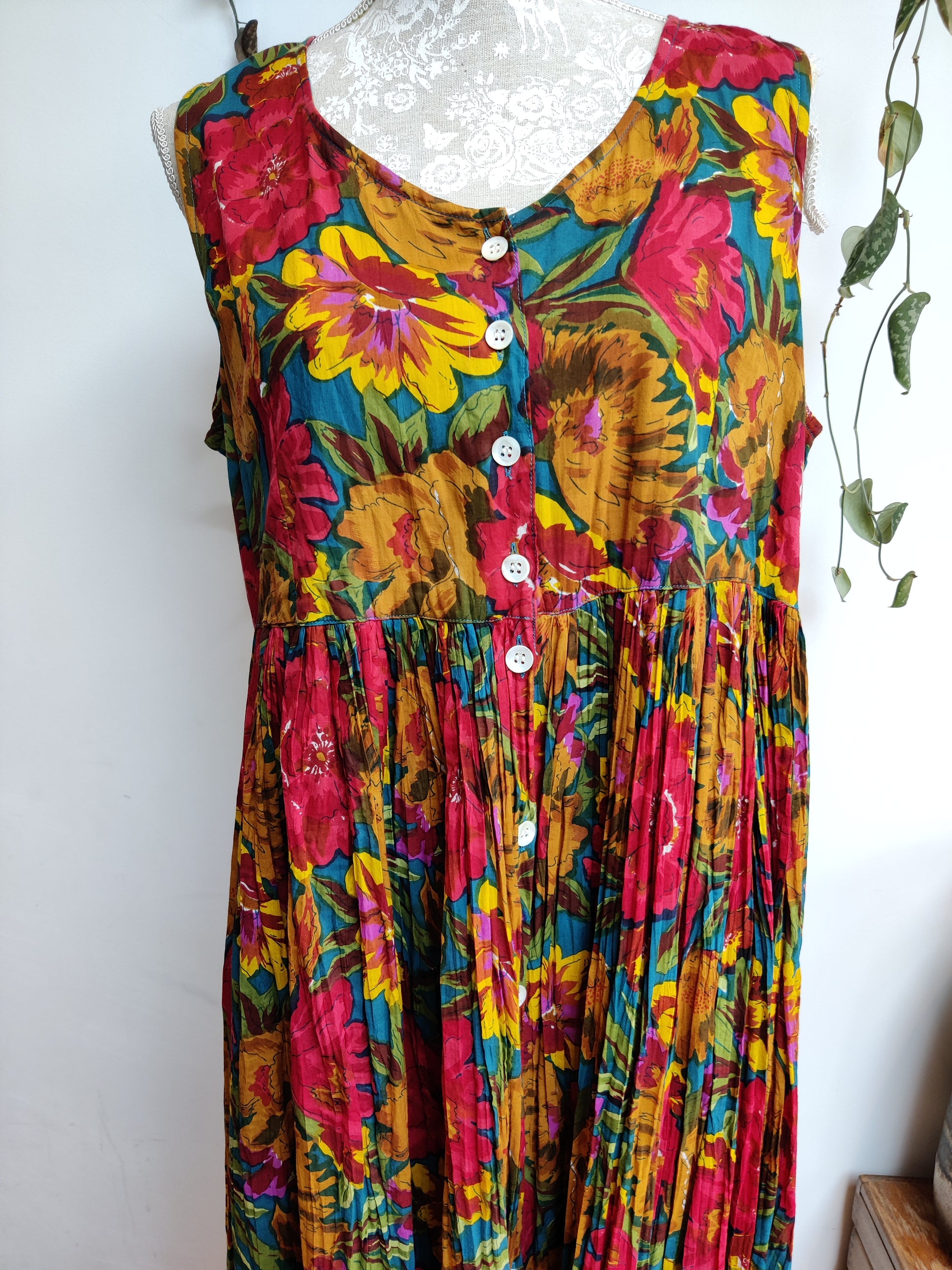 Multicoloured floral vintage dress plus size.