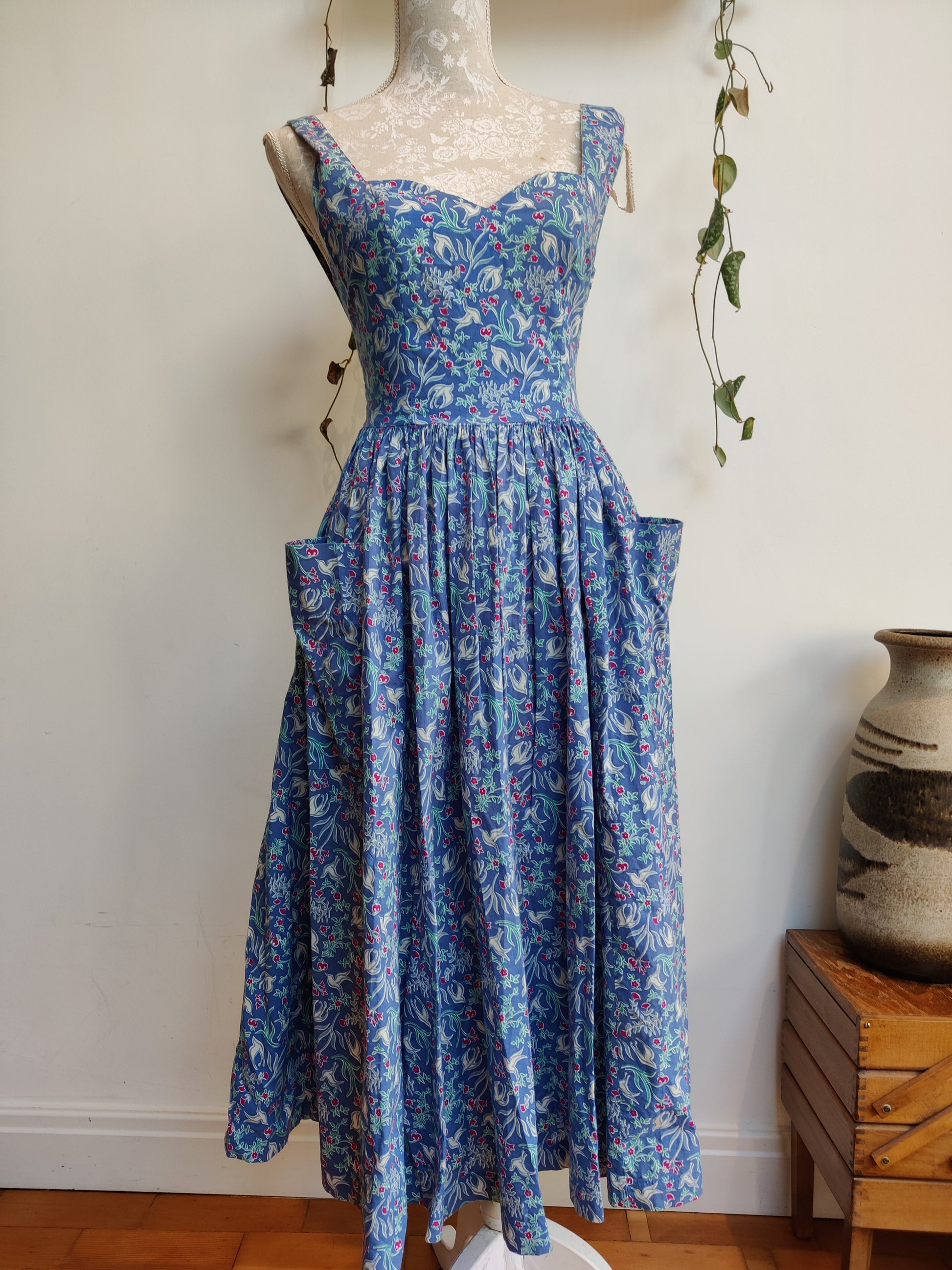 Stunning vintage Laura Ashley summer dress with white dove print. size 8