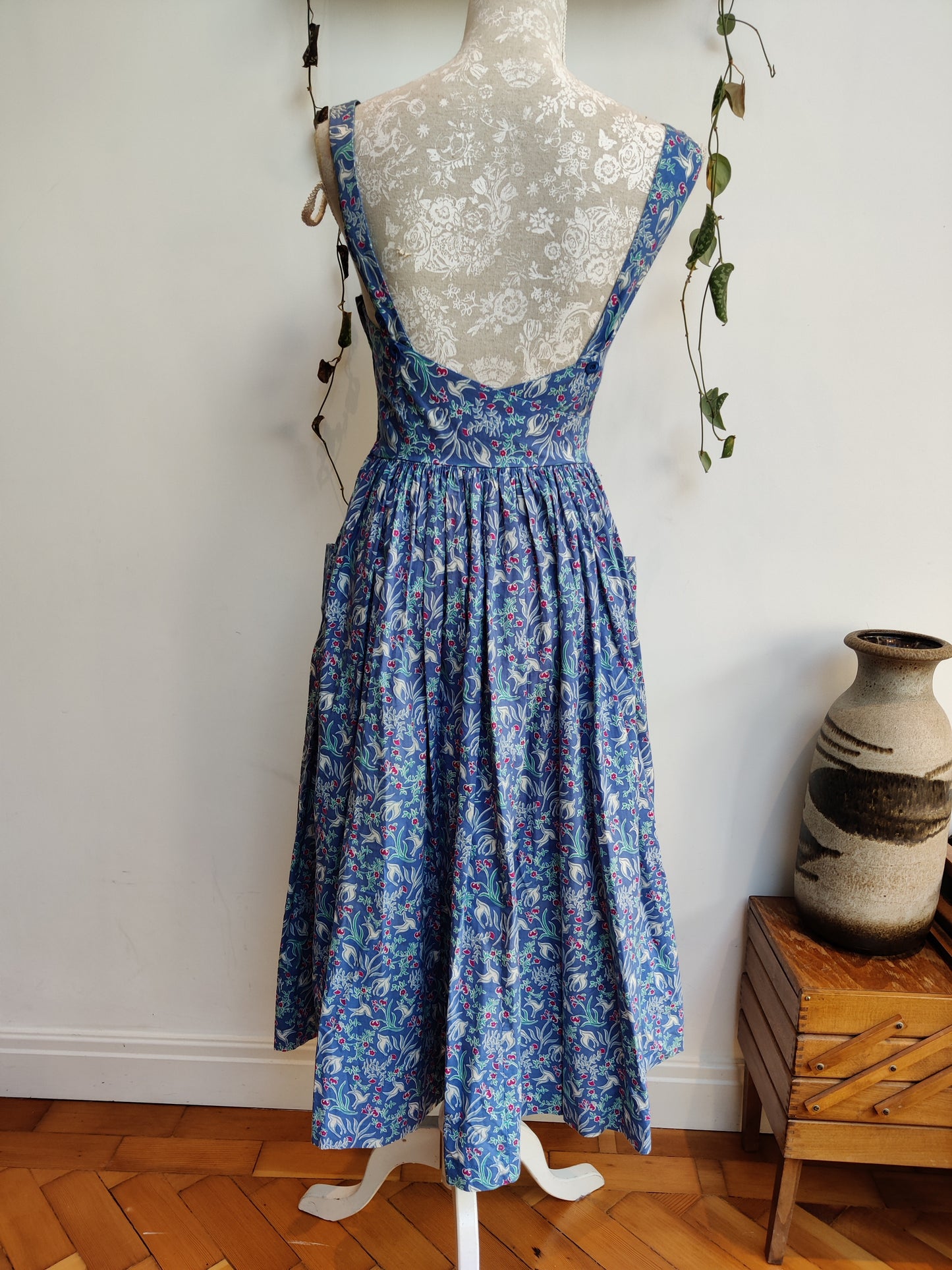 Low back pretty Laura Ashley midi dress