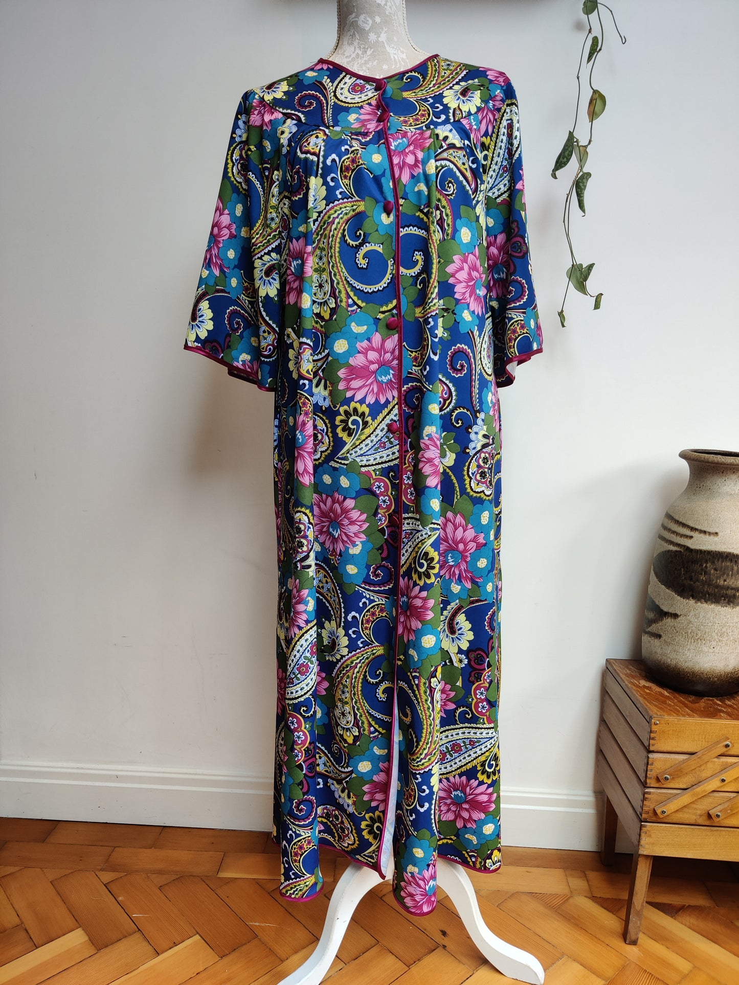 Beautiful paisley vintage house coat dress.