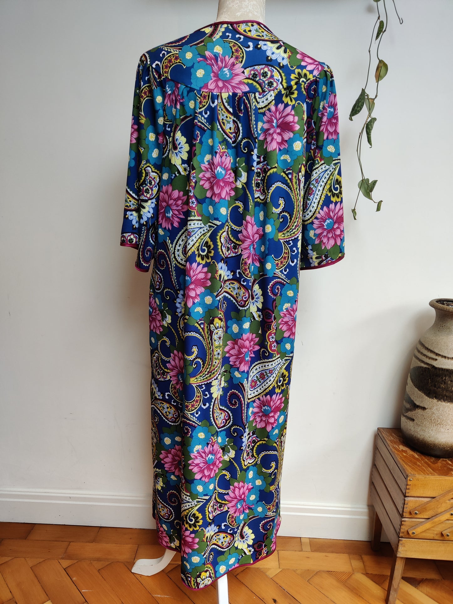 Stunning vintage maxi length housecoat. floral paisley, plus size.
