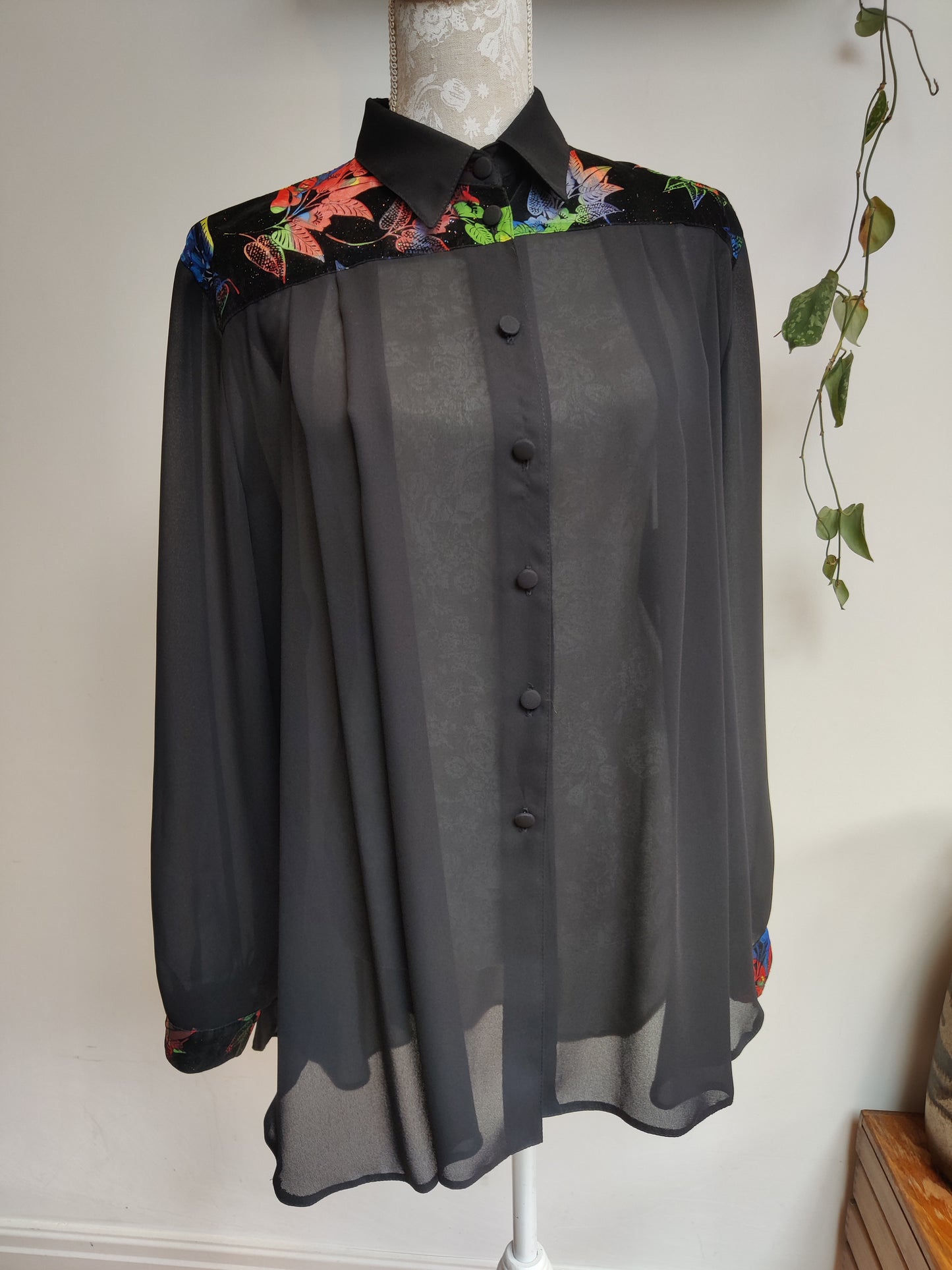 Stunning vintage black tunic shirt with sparkly floral collar. Size 26.