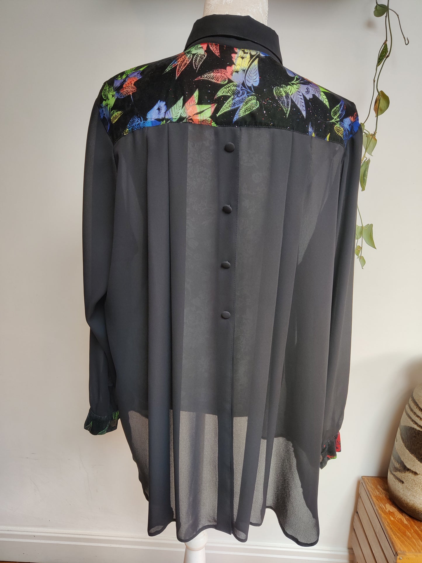 Stunning vintage black tunic shirt with sparkly floral collar. Size 26.