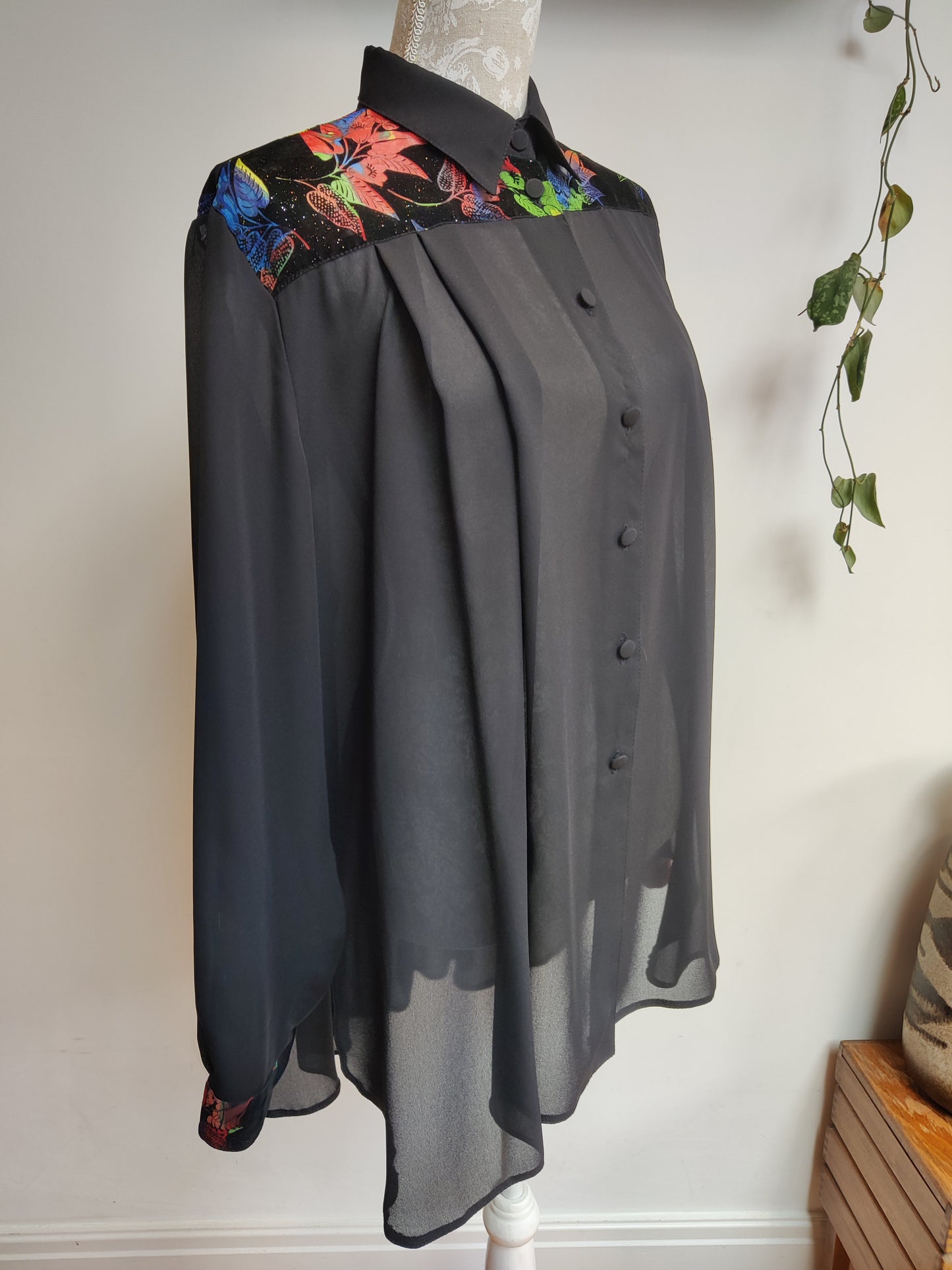 Stunning vintage black tunic shirt with sparkly floral collar. Size 26.