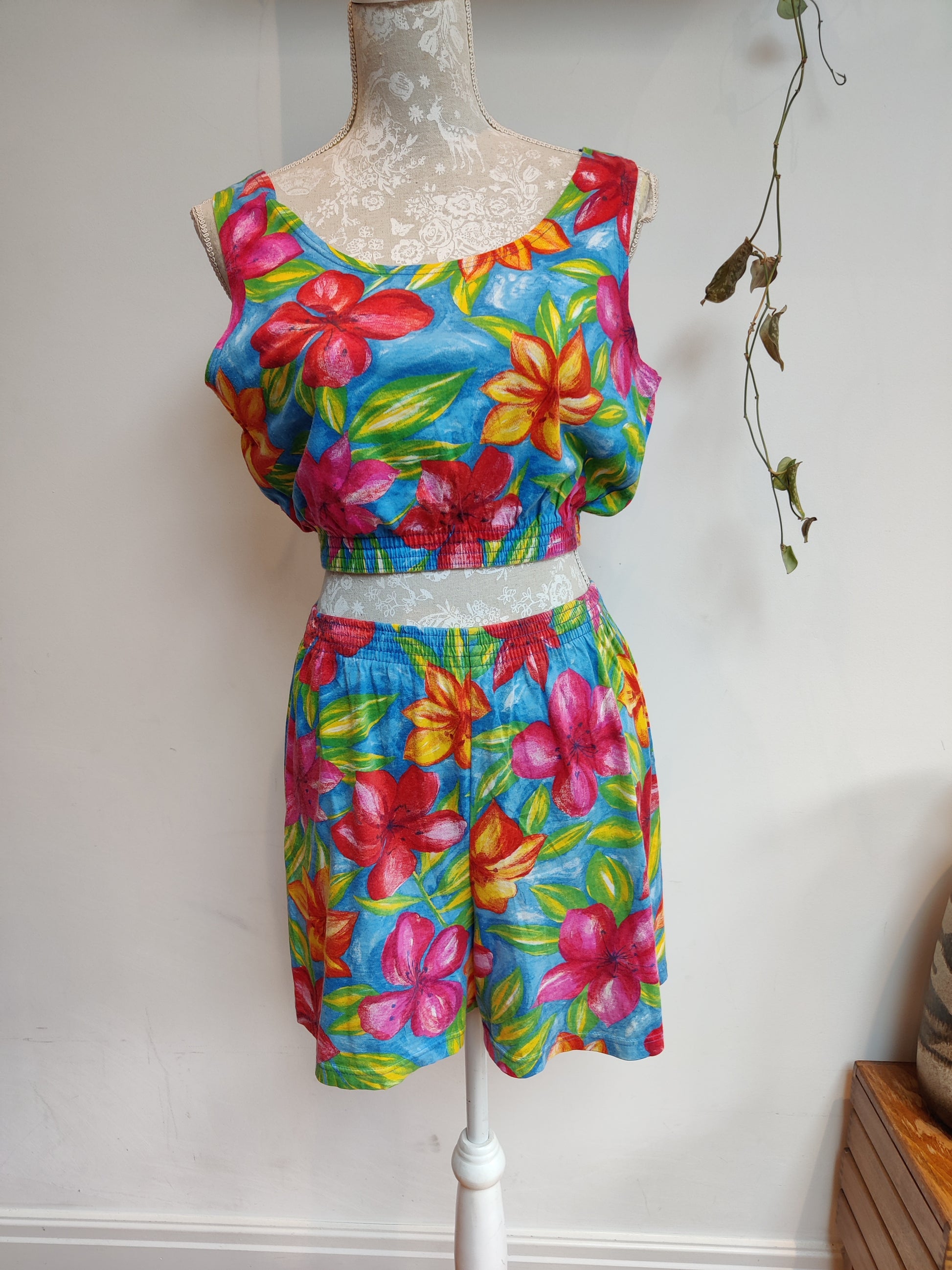 Incredible floral 80s shorts and crop top set size 10