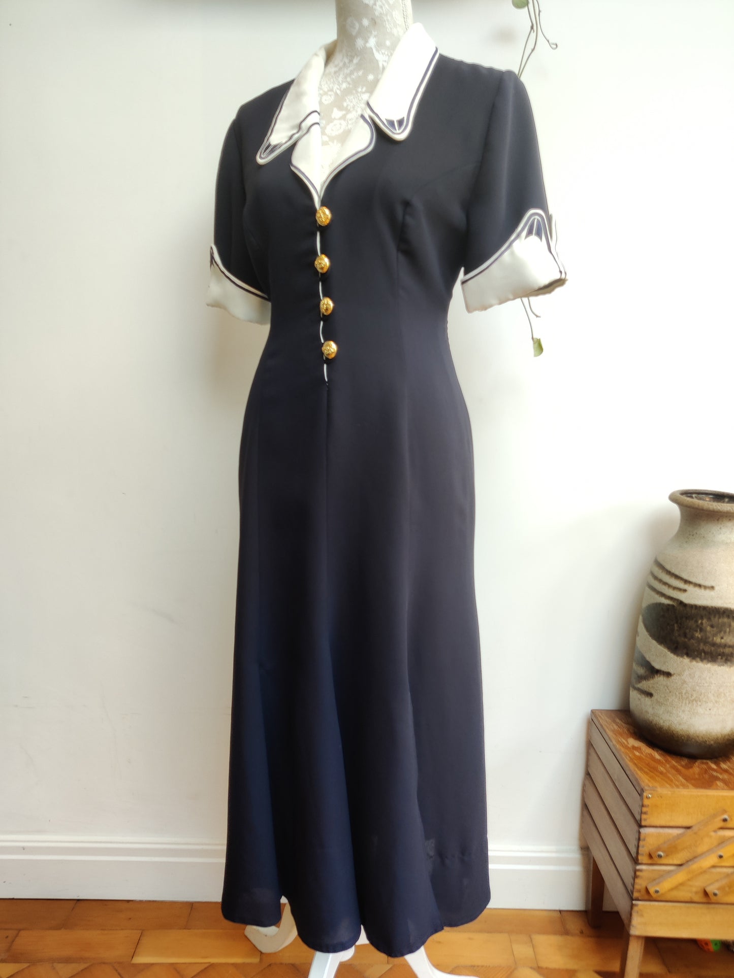 vintage dress navy and white. size 14-16
