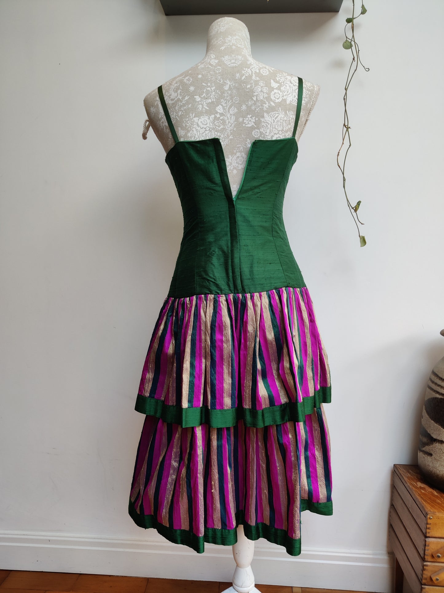 Gorgeous vintage dress with boned bodice. size 8