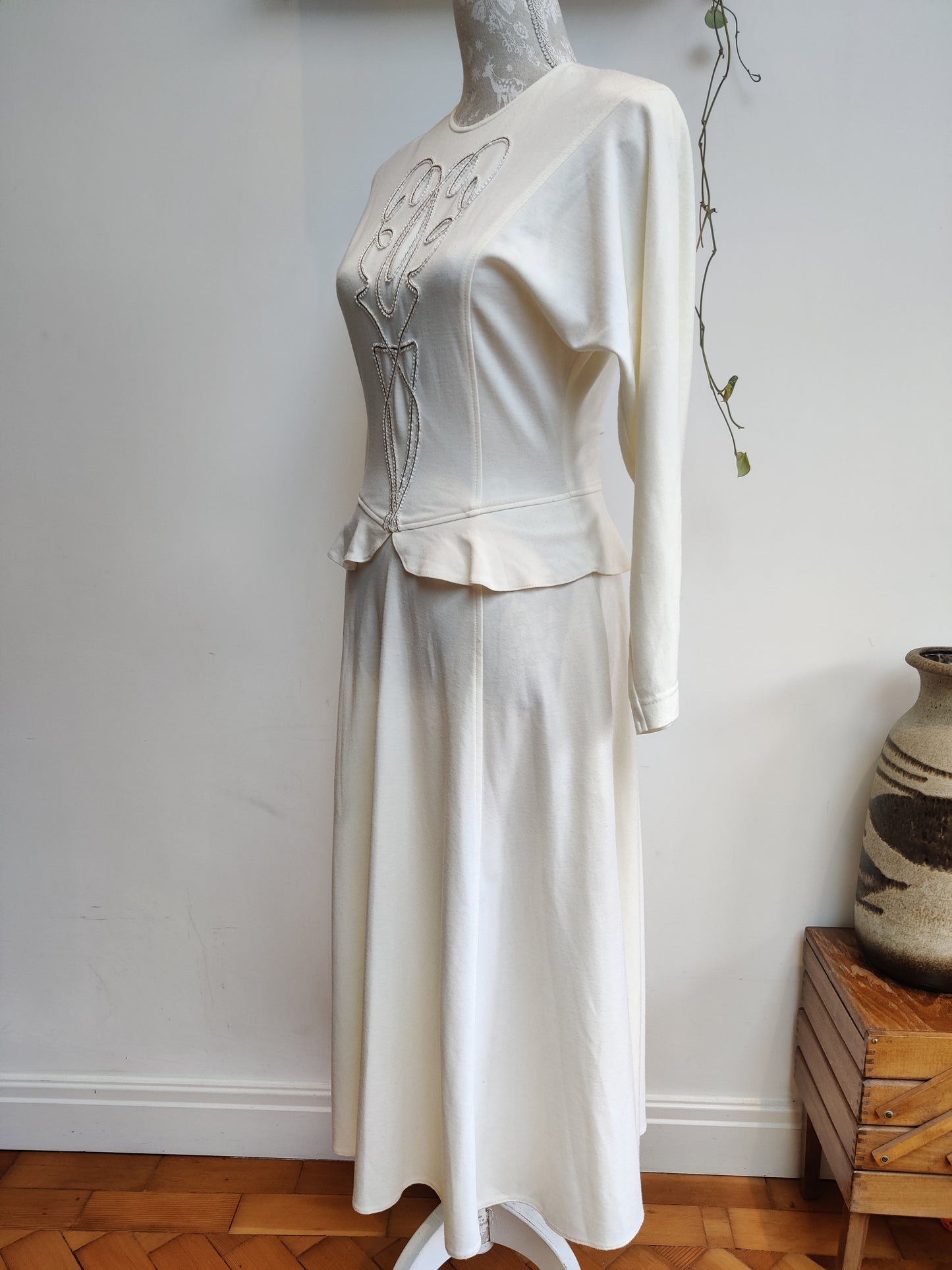 Gorgeous cream midi dress with peplum detail. size 6-8