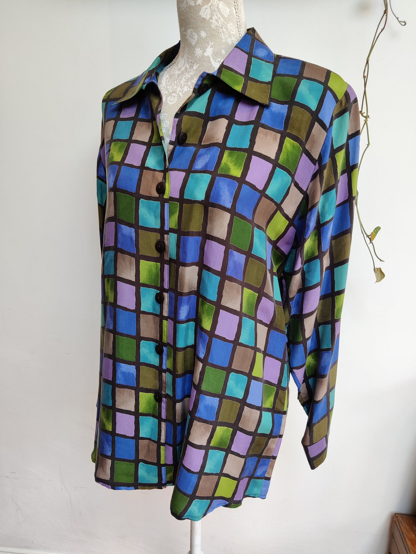 80s shirt with colourful retro print.
