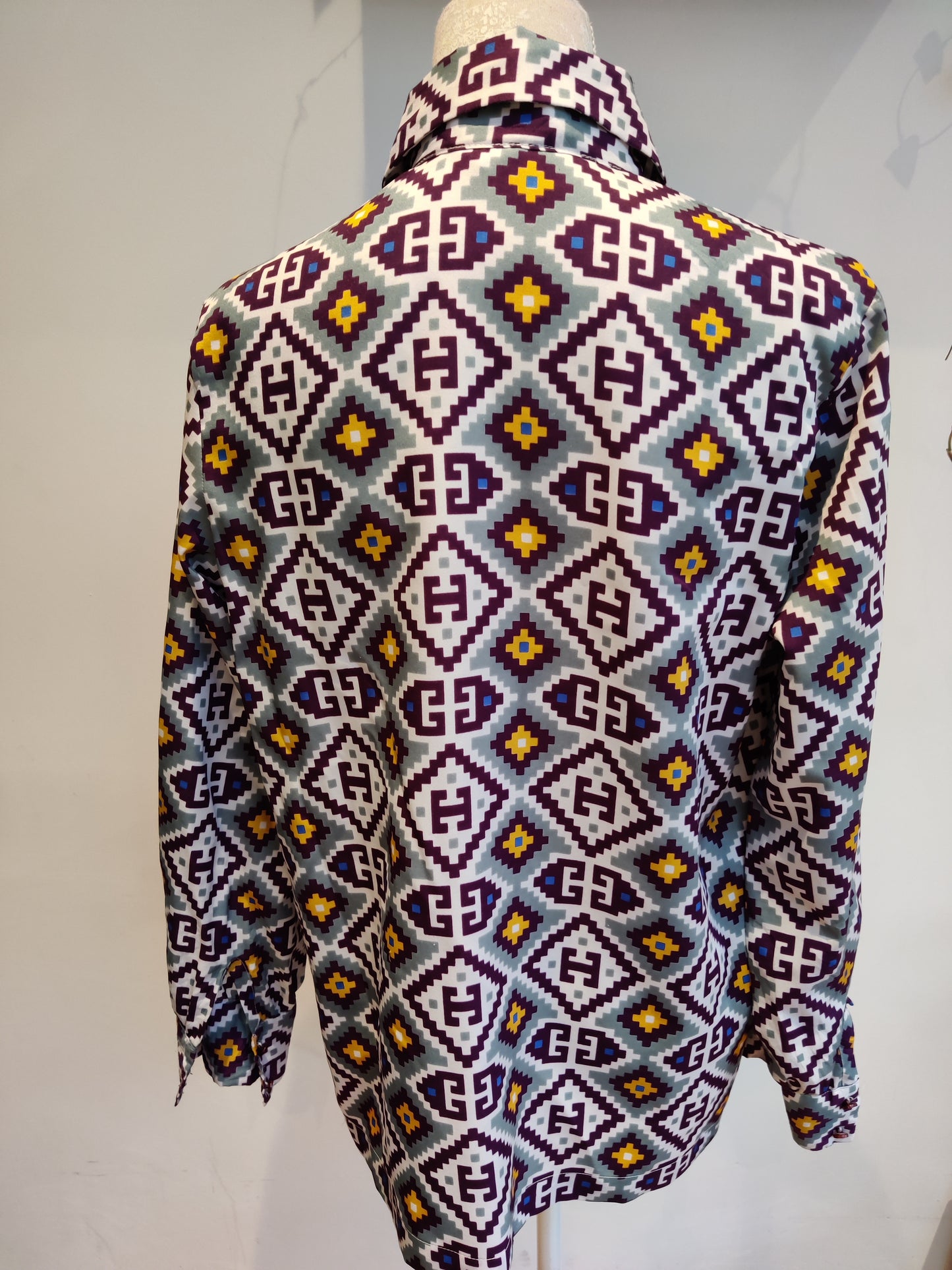 Incredible 70s psychedelic print shirt. Size 16-18.