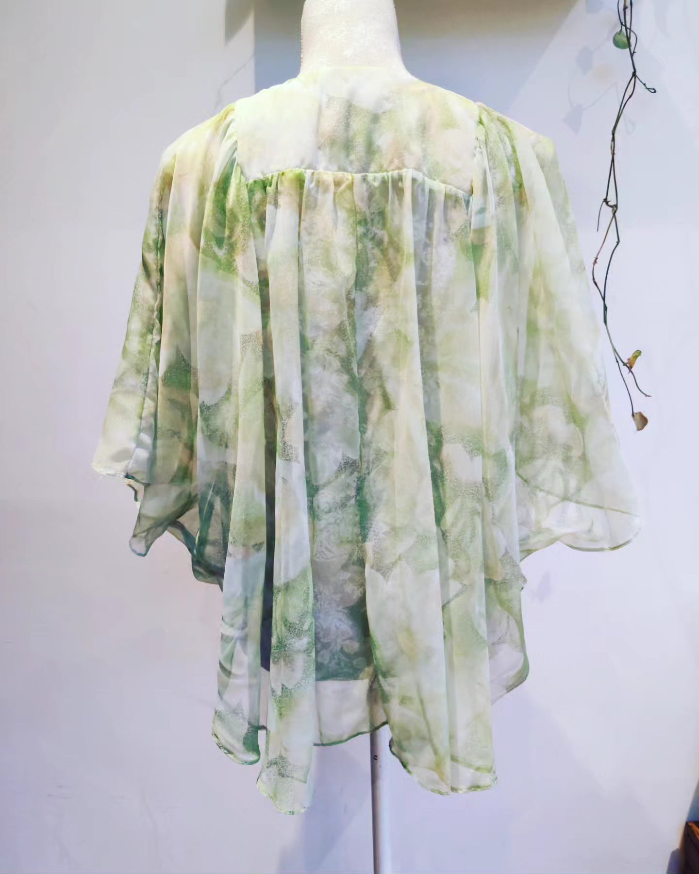Stunning 70s butterfly wing top. Small- medium.