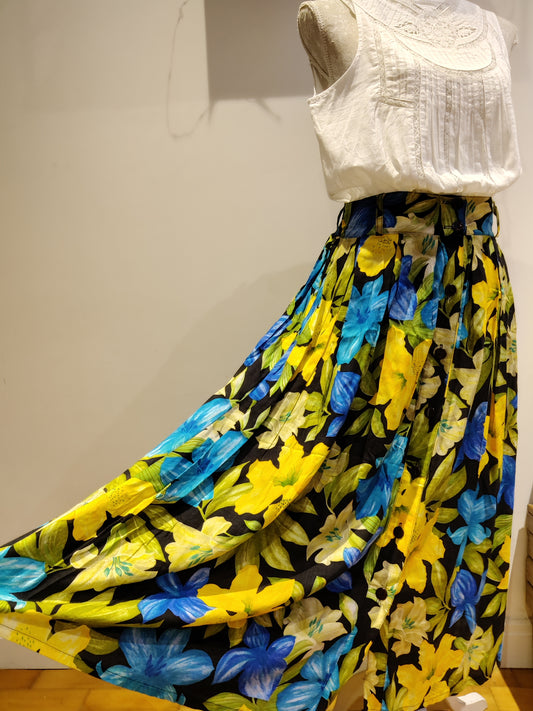 Beautifully vibrant floral print skirt. size 10-14