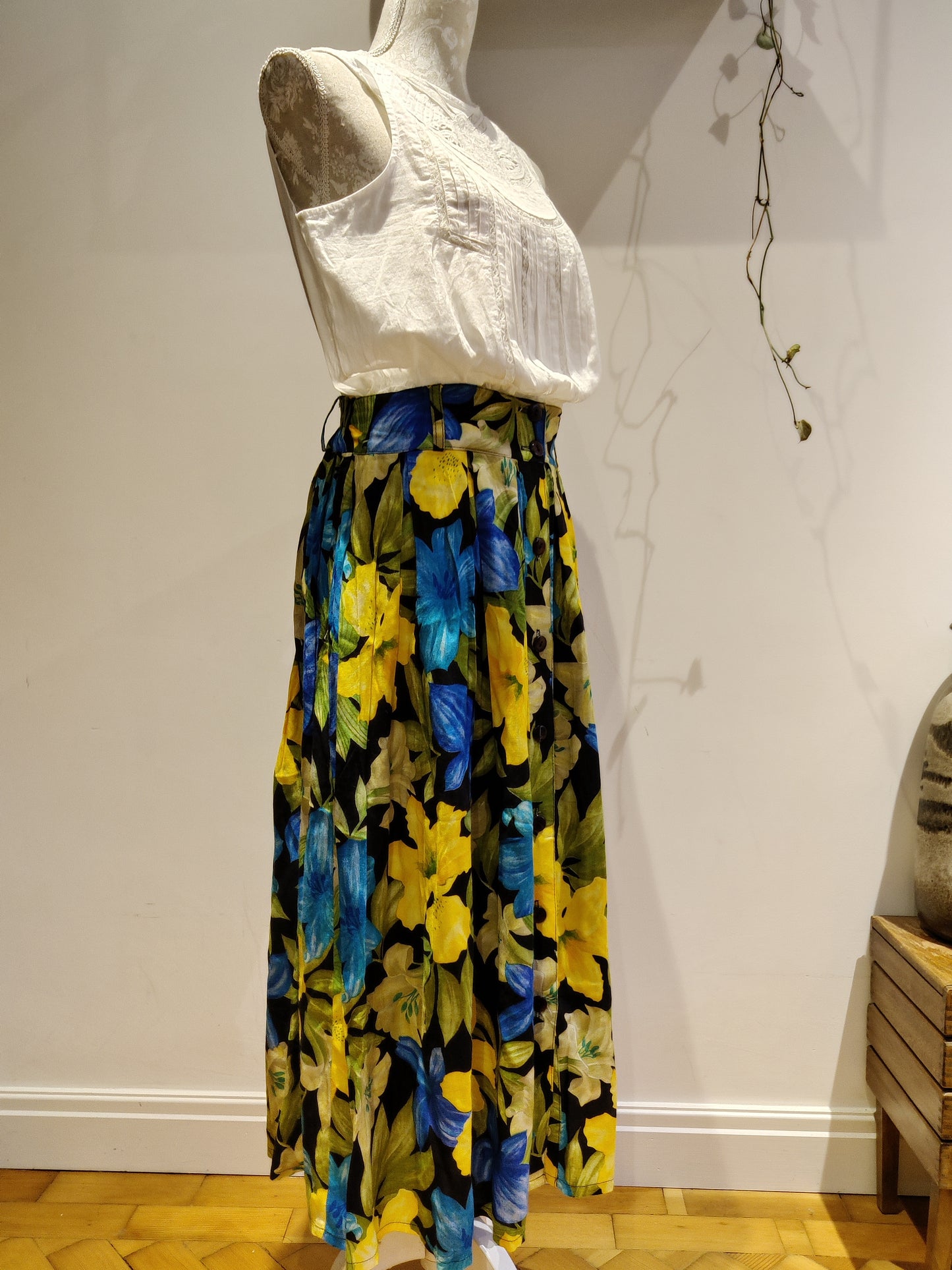 Vintage hawaiian skirt. black, yellow, blue.