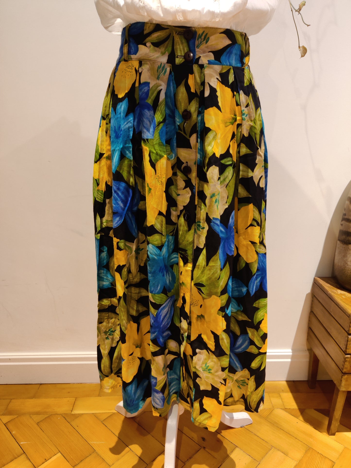 Button down floral vintage skirt. size 10-14