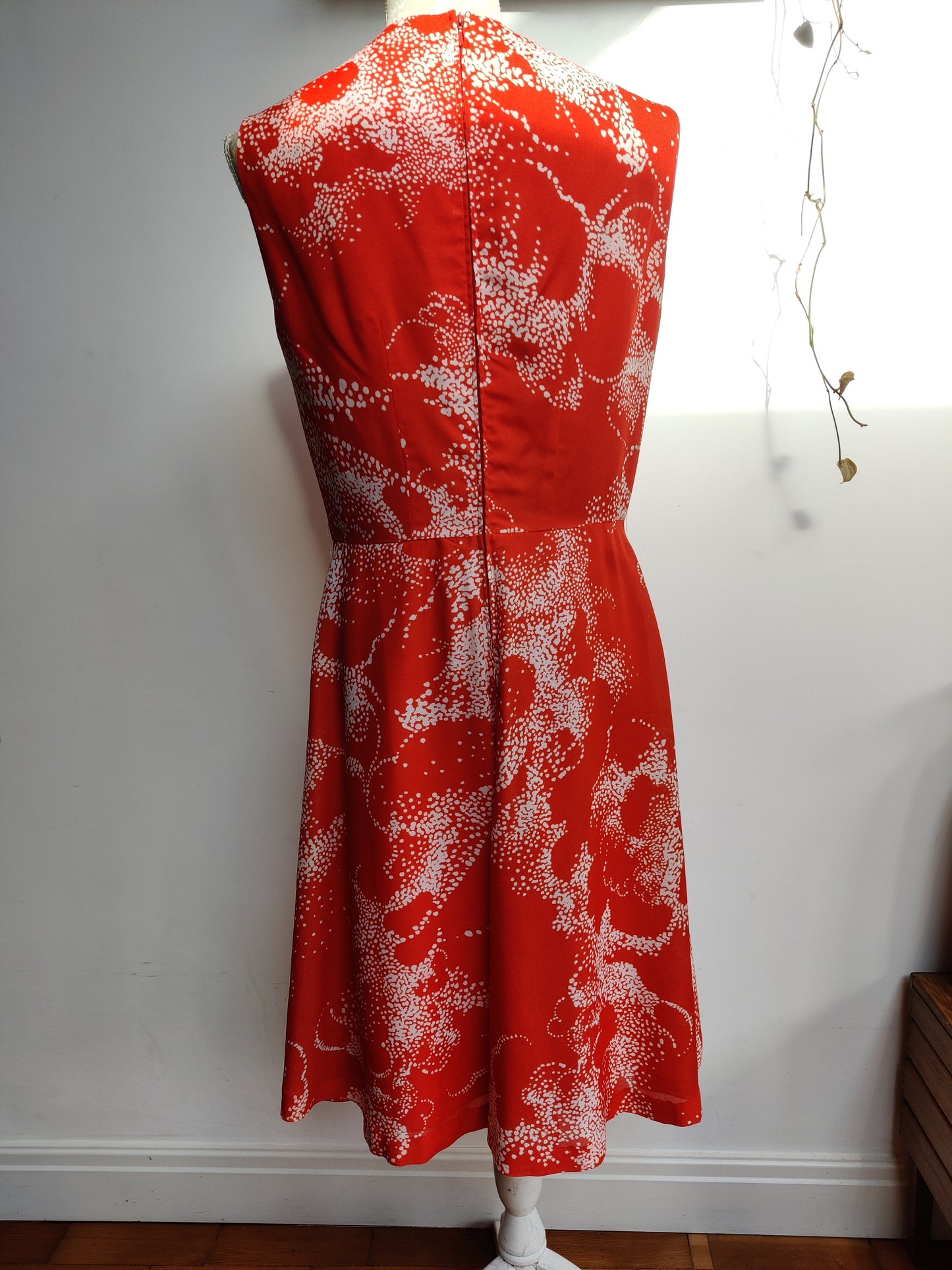 Stunning red and white 50s dress. 12
