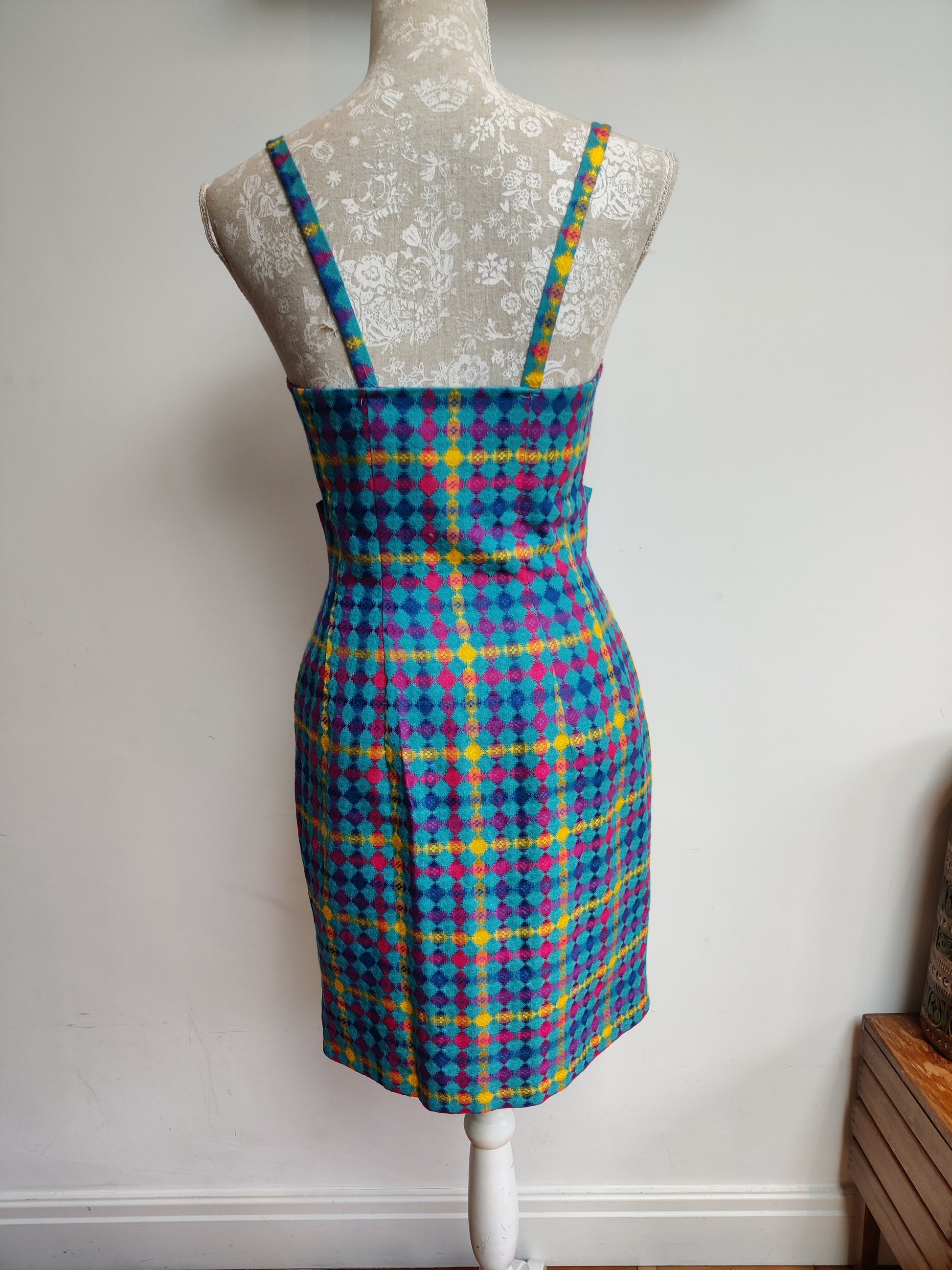 vintage button down dress with cut away detail. size 8-10