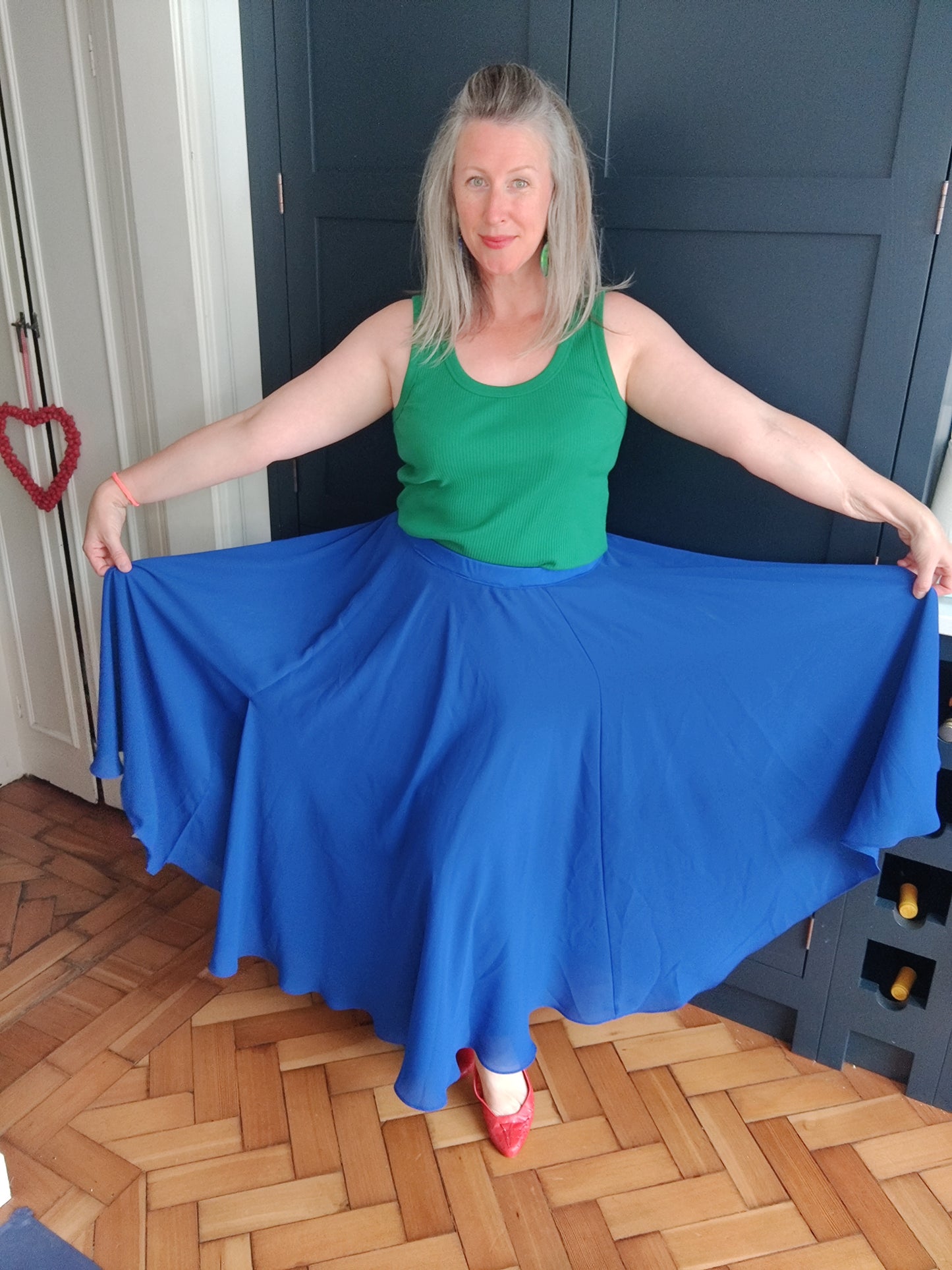 Vibrant blue vintage midi skirt. Size 14-18