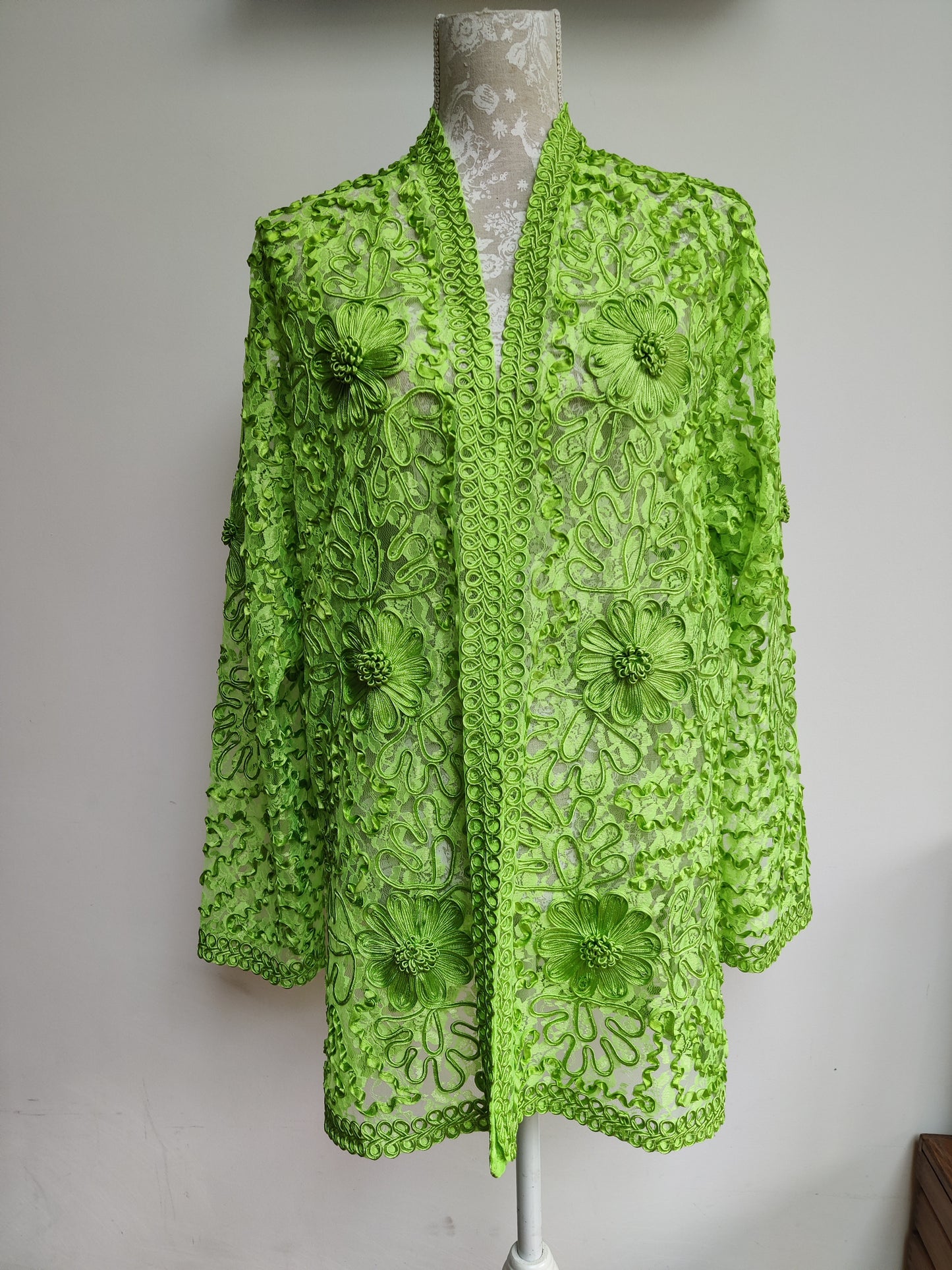 Striking lime green lace cardigan. Size 20.