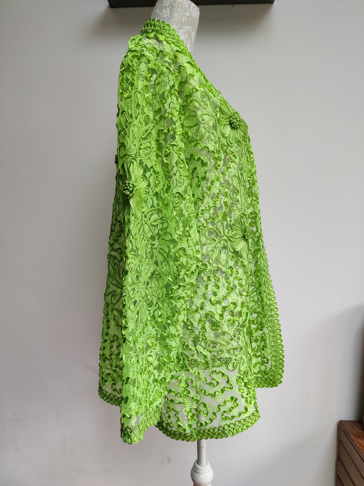 Striking lime green lace cardigan. Size 20.