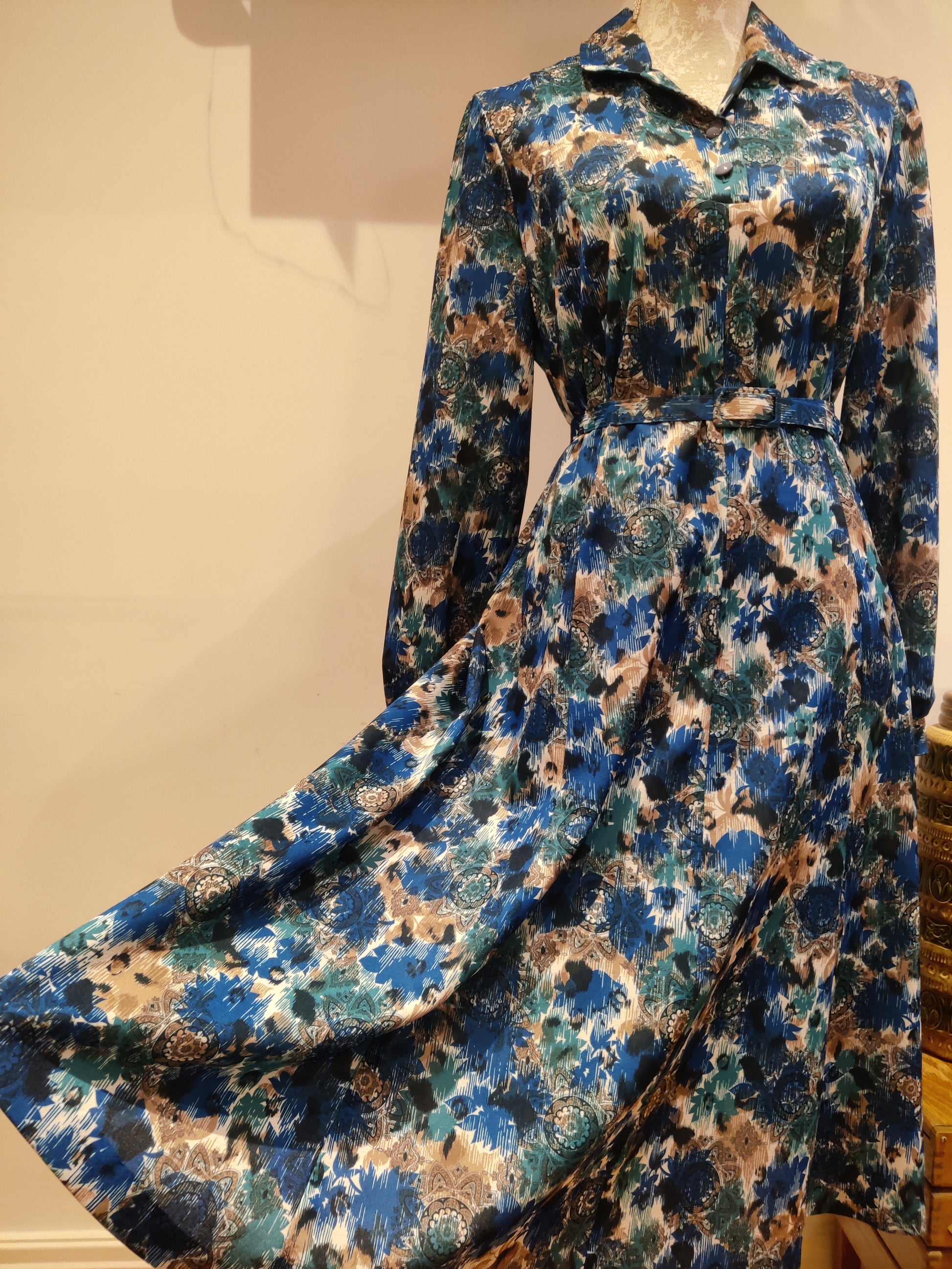 Beautiful 70s blue midi dress. size 18