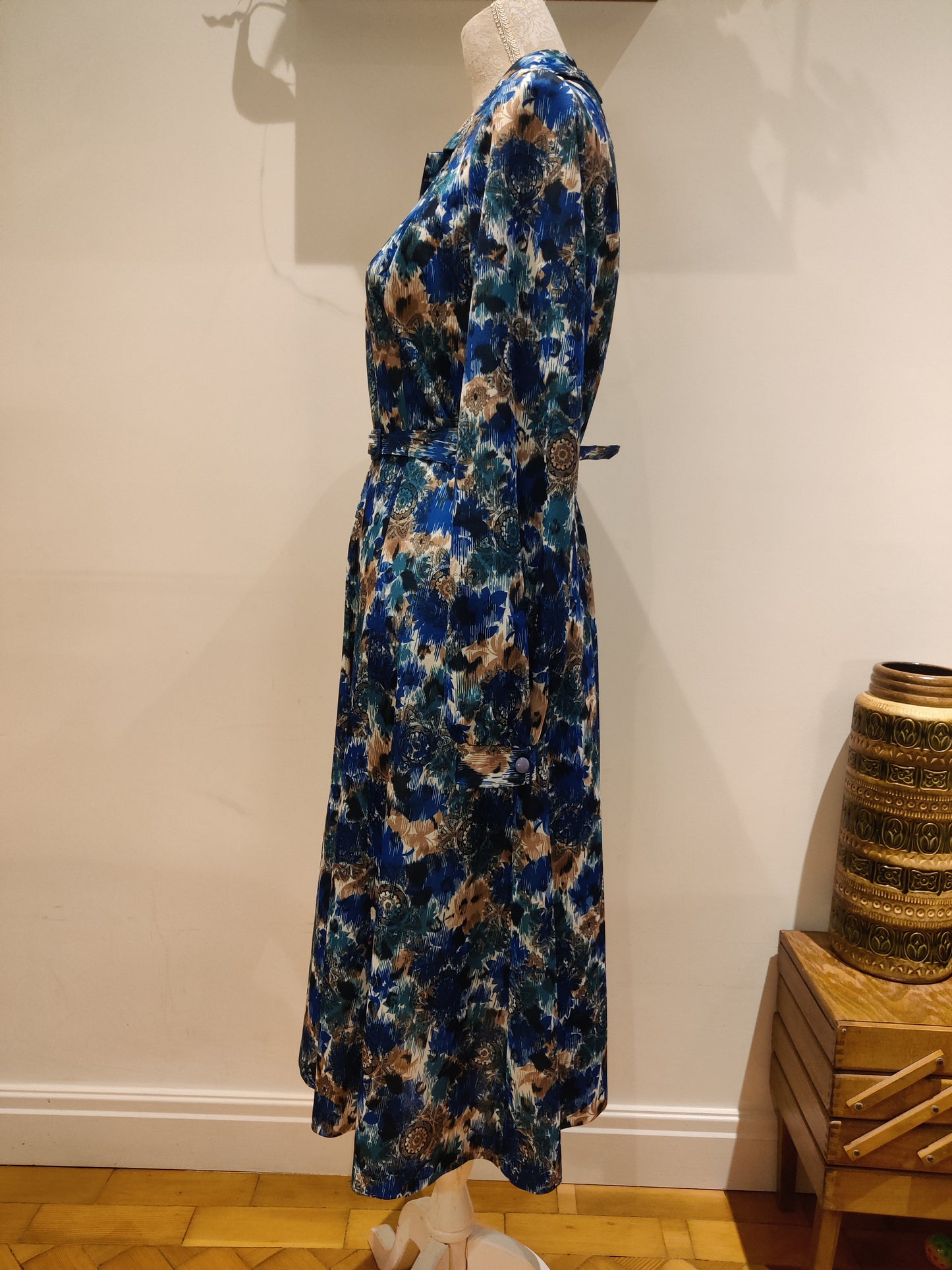 Size 18 blue vintage dress.