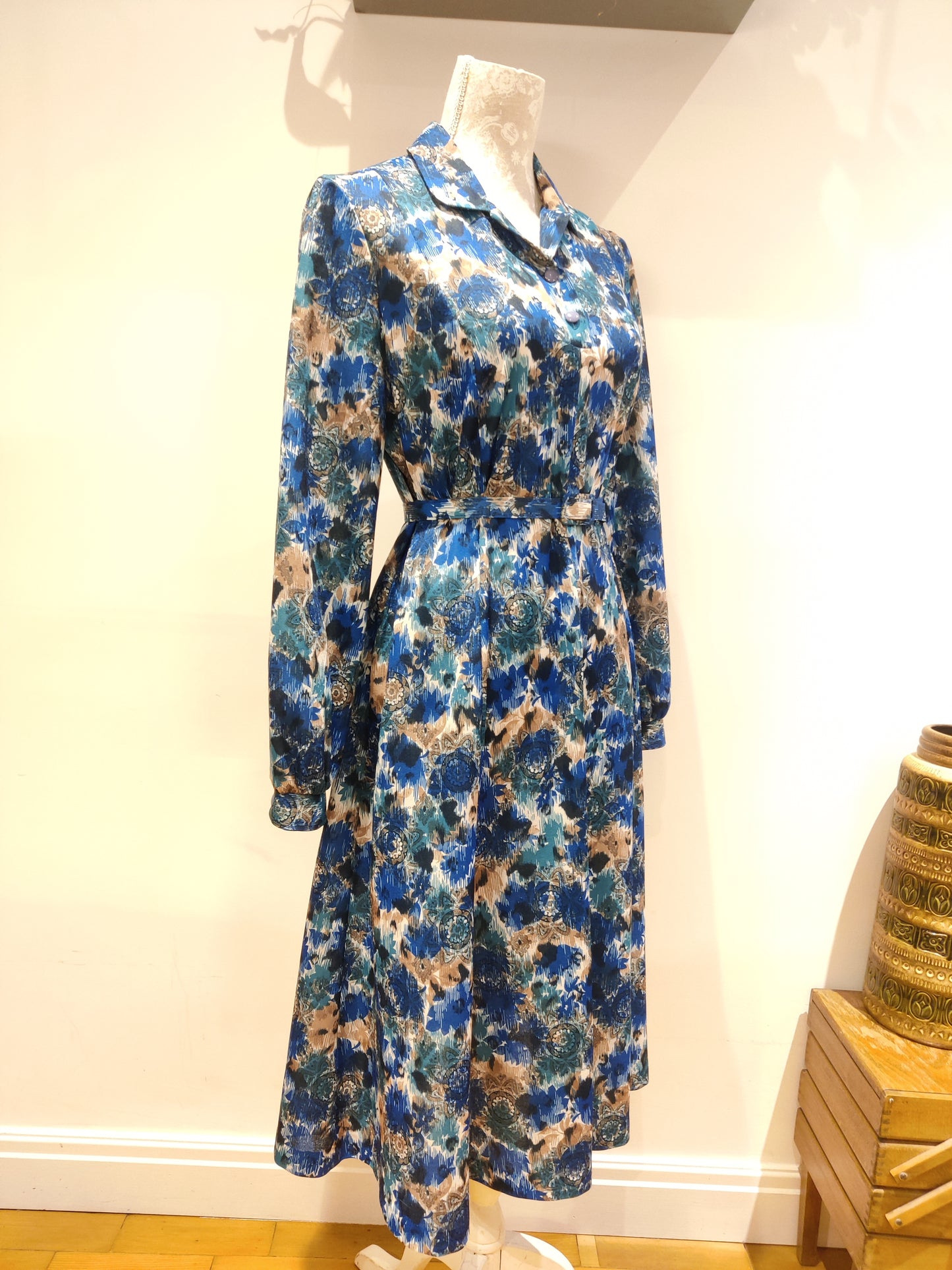 Stunning vintage midi dress in blue floral print. 18.