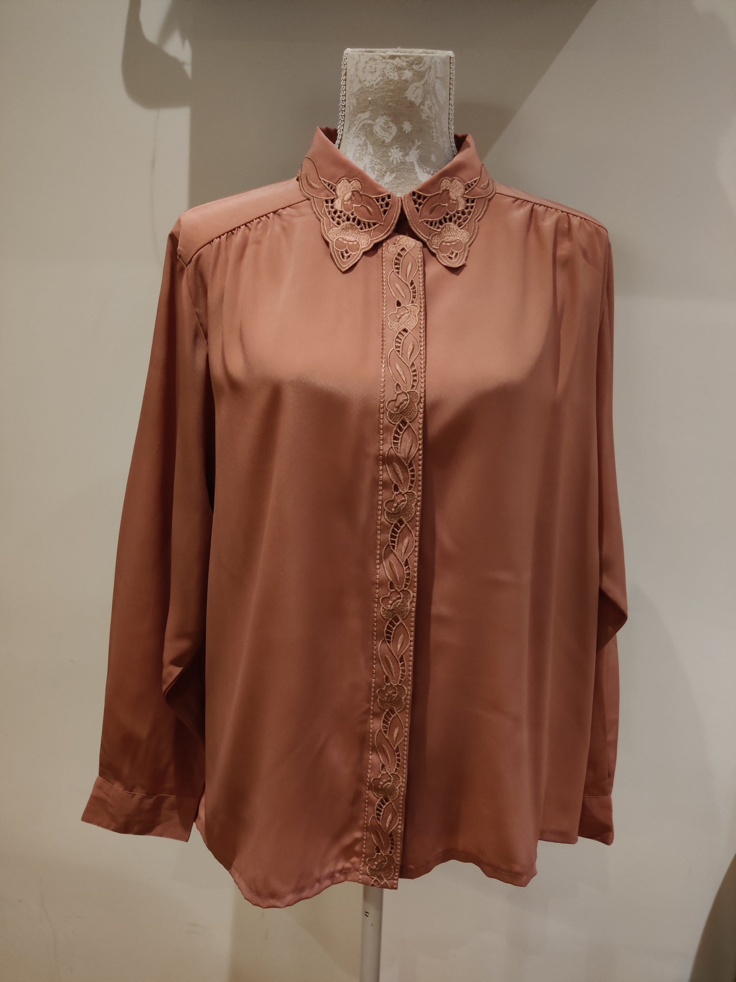 Stunning dusky pink 80s blouse with statement collar. Size 20-22.