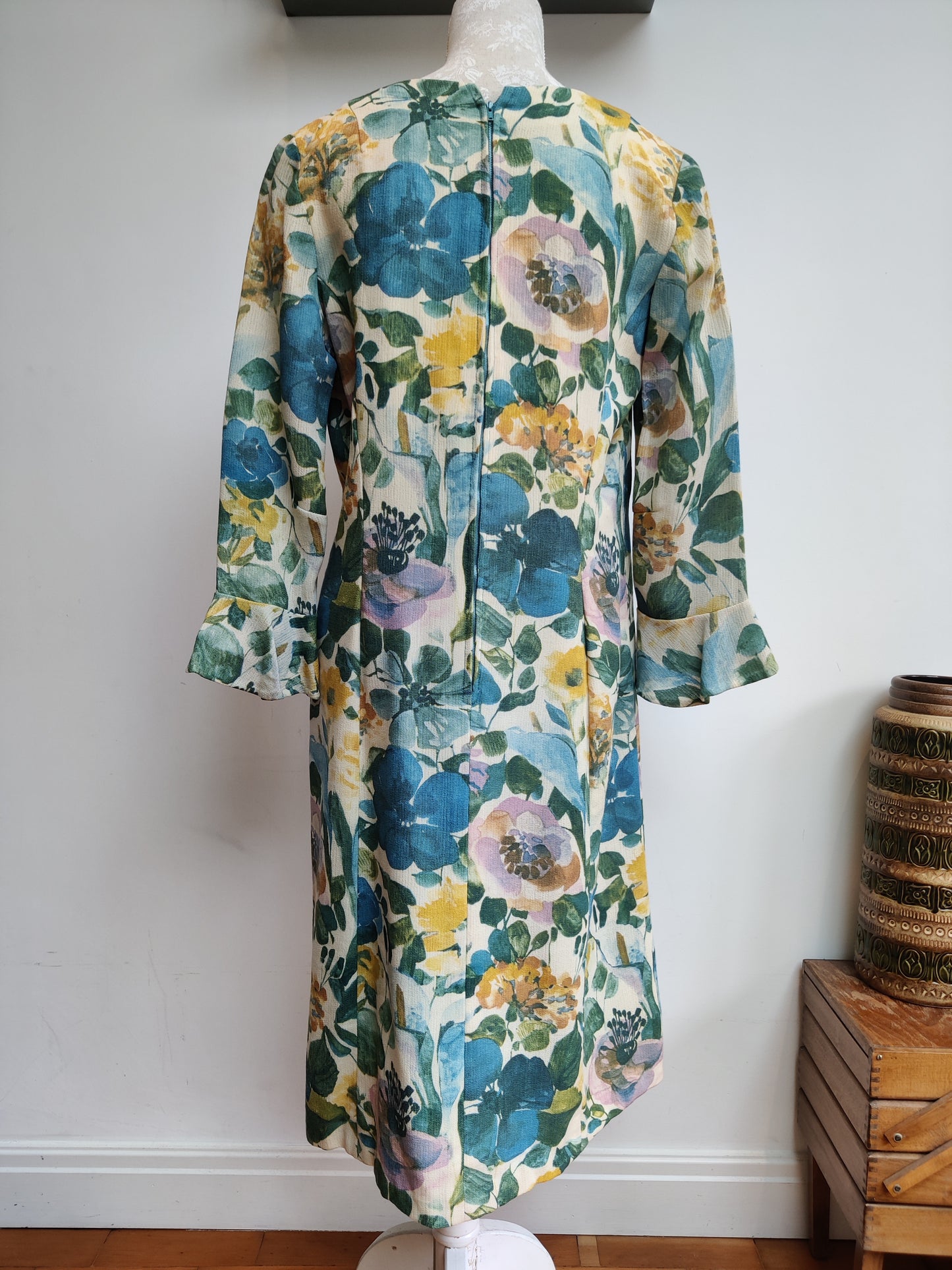 Stunning 50s floral dress with flared sleeves. Size 16.