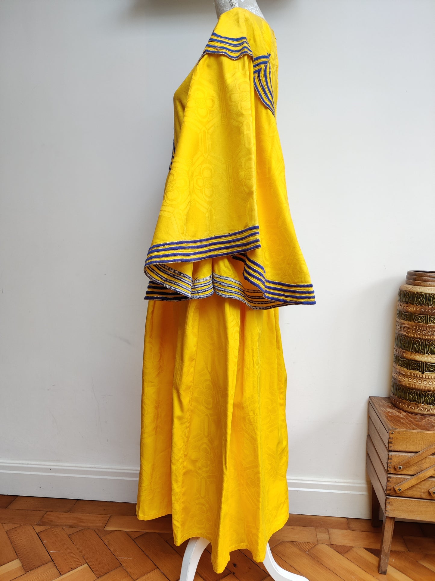 Spectacular yellow and blue vintage dress with batwing embroidery. Size 16-20
